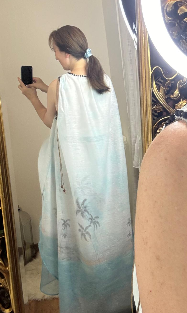 "Détail du dos de la robe Dream montrant l'effet cape sophistiqué sans être une vraie cape"
