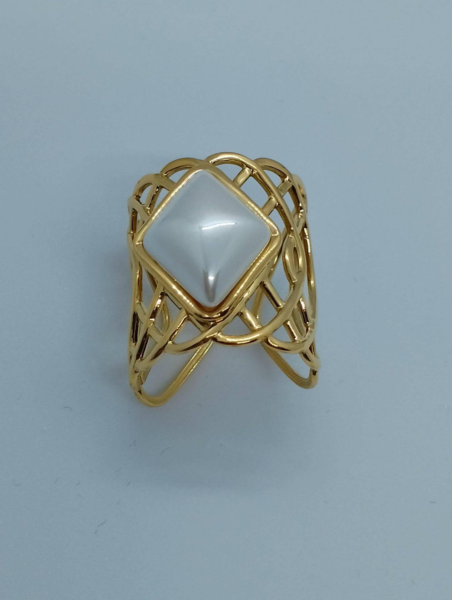 Bague Agatha design sophistiqué perle losange, vue portée - bague sans nickel taille unique très polyvalente facile d'entretien, parfaite style contemporain