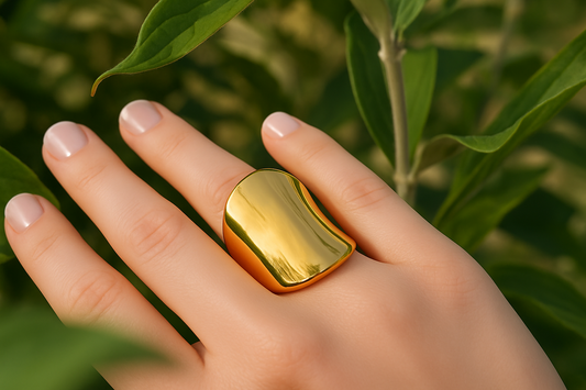 Bague Océane acier inoxydable doré forme bateau large, vue portée main - bague moderne minimaliste poids 19g hauteur 3cm pour occasions formelles et informelles