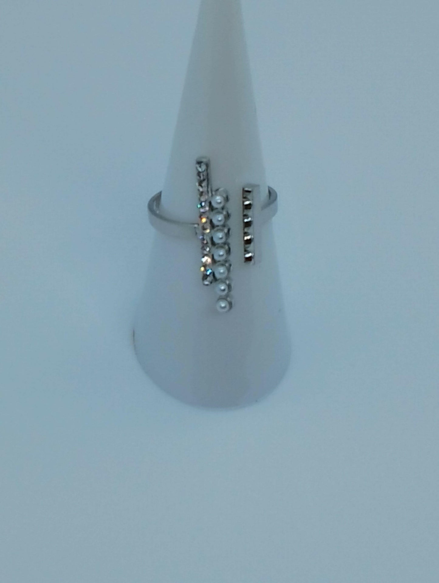 Bague Stella œuvre d'art robuste délicate, vue portée - bague sans nickel taille unique pour anniversaires fête des mères et Noël