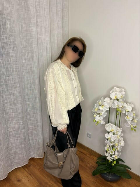 Blouse romantique d'une blouse avec la simplicité moderne d'une chemise.