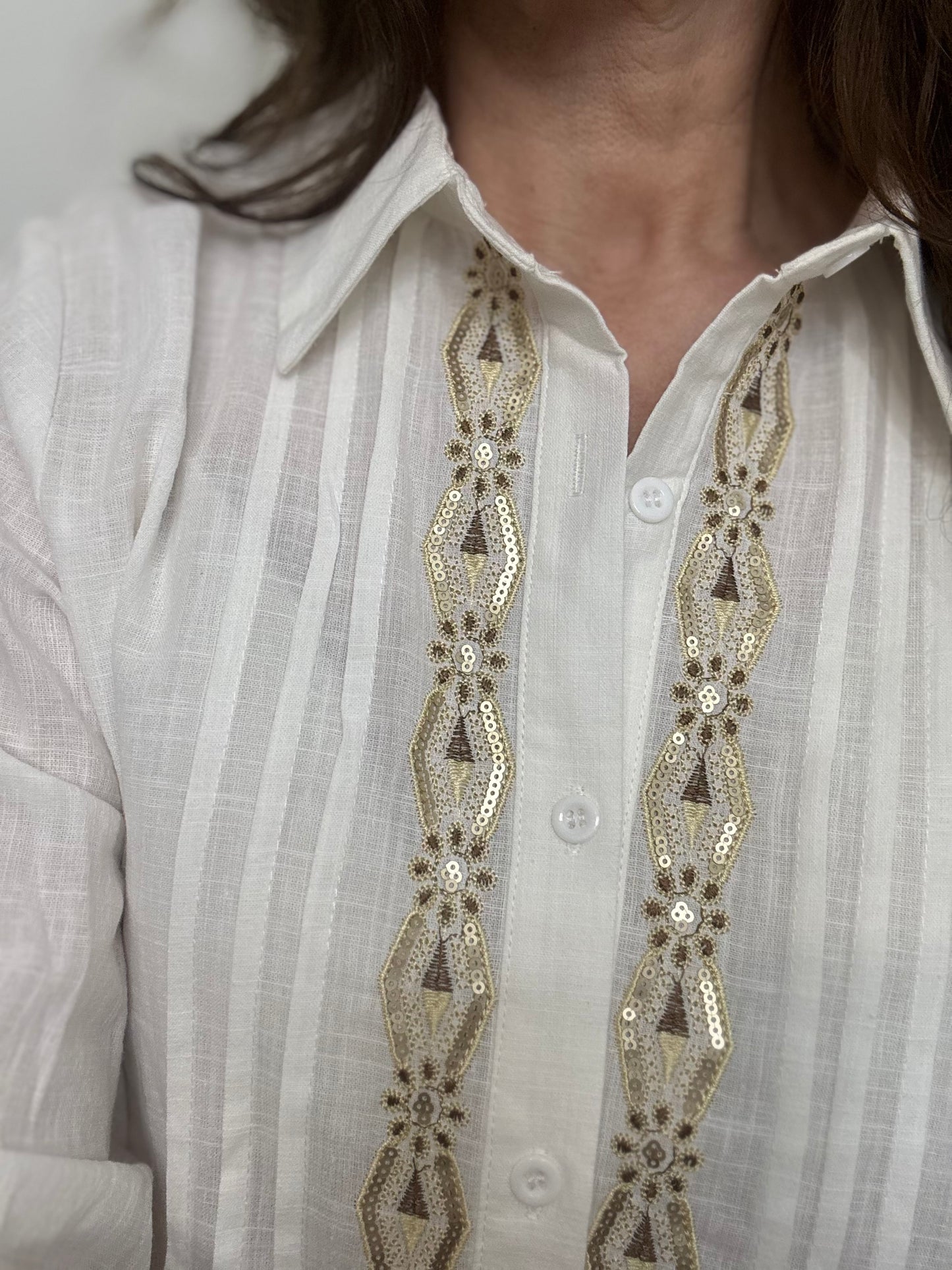 Détail broderie florale chemise Tina - savoir-faire artisanal féminin