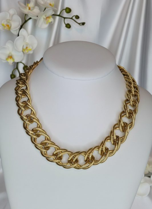 Le Collier Iris combine style, confort et polyvalence. Parfait pour n'importe quelle occasion