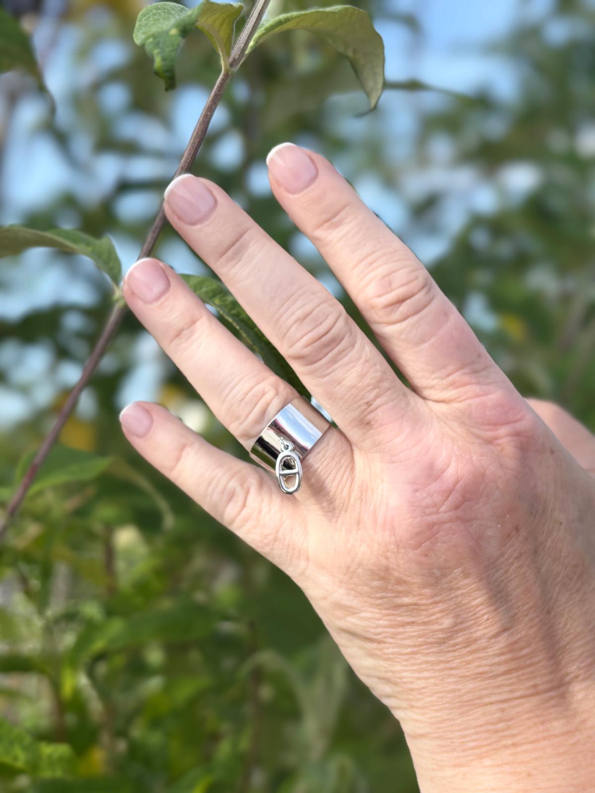 Bague Sophia design épuré polyvalent, vue portée - bague sans nickel taille unique pour occasions formelles informelles, parfaite simplicité et élégance