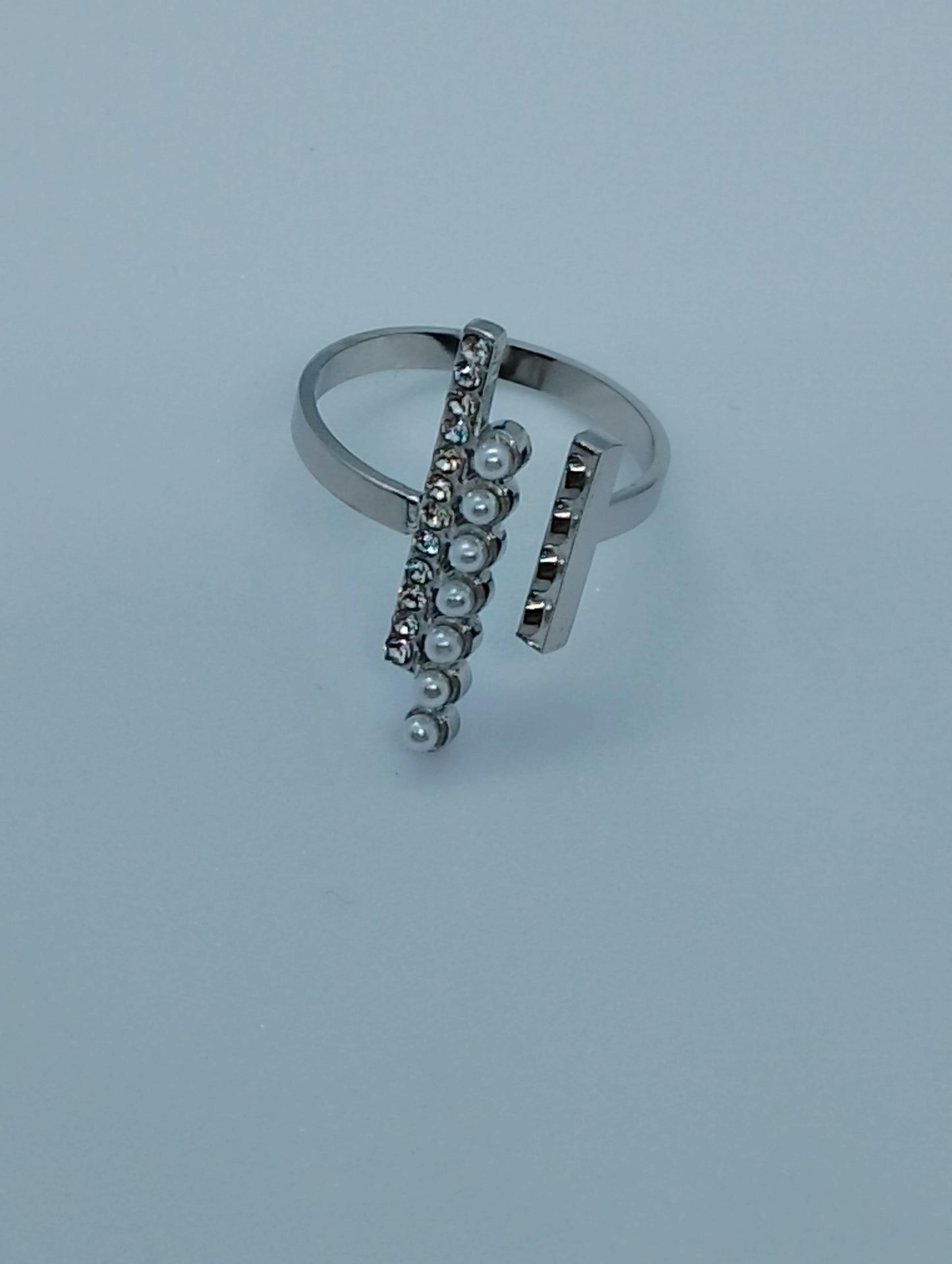 Bague Stella design unique sophistiqué, vue détaillée - bague s'adaptant parfaitement doigt pour robe de soirée jeans t-shirt ou costume, addition parfaite collection bijoux