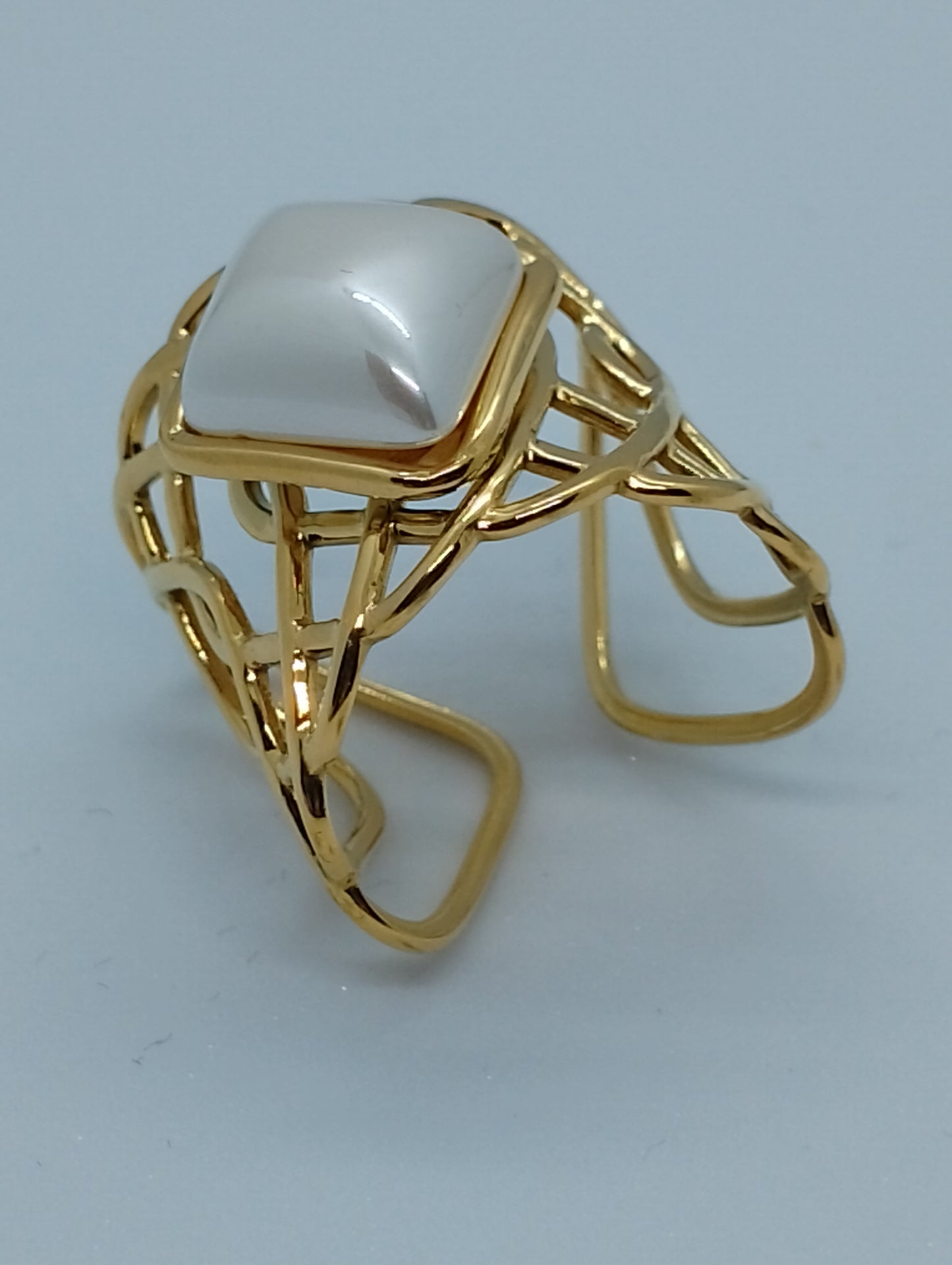 Bague Agatha acier inoxydable doré imitation perle blanche losange, vue de face - bague élégante moderne hauteur 2,5cm légèrement ajustable pour toutes occasions et saisons