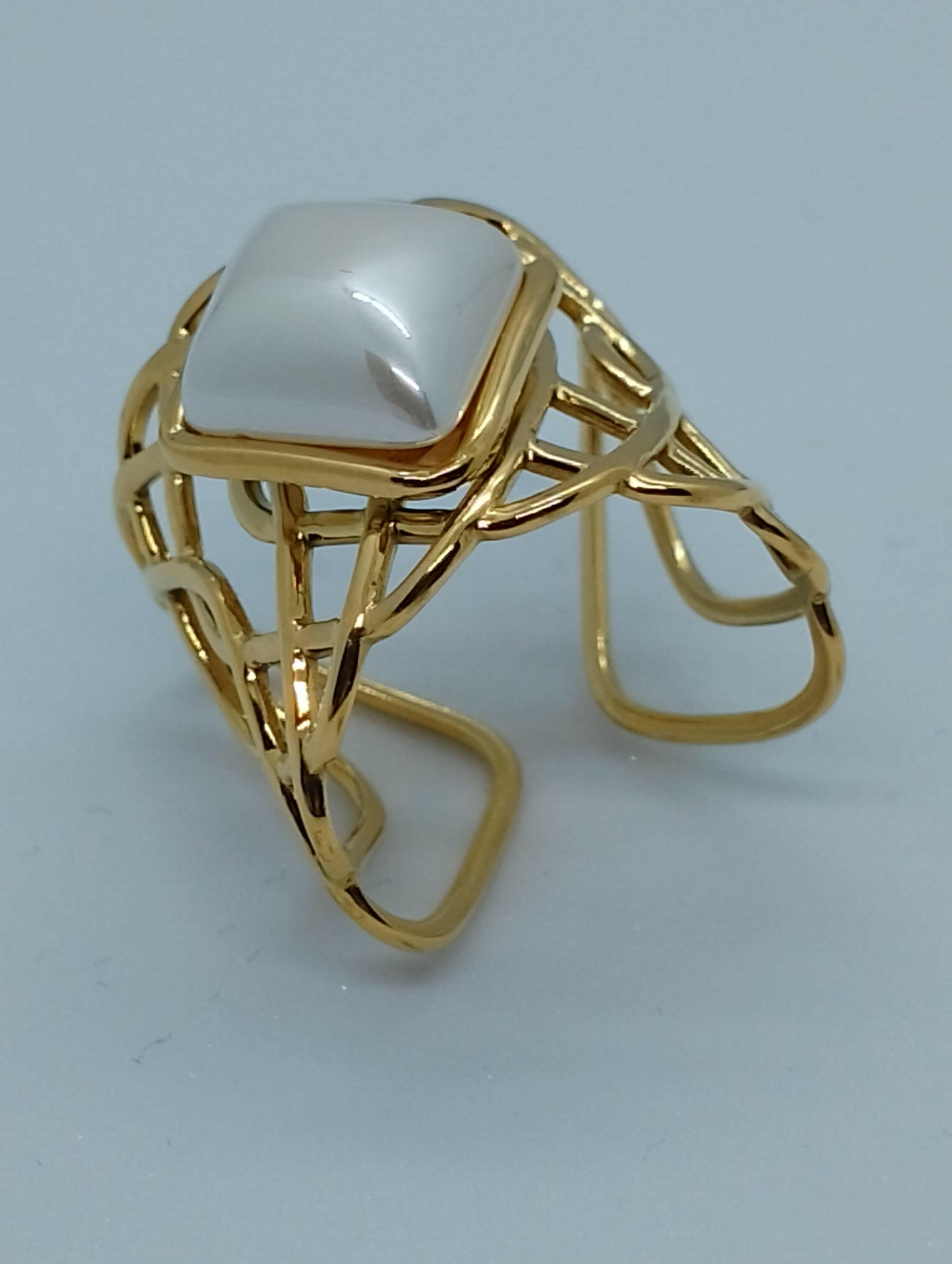 Bague Agatha acier inoxydable doré imitation perle blanche losange, vue de face - bague élégante moderne hauteur 2,5cm légèrement ajustable pour toutes occasions et saisons