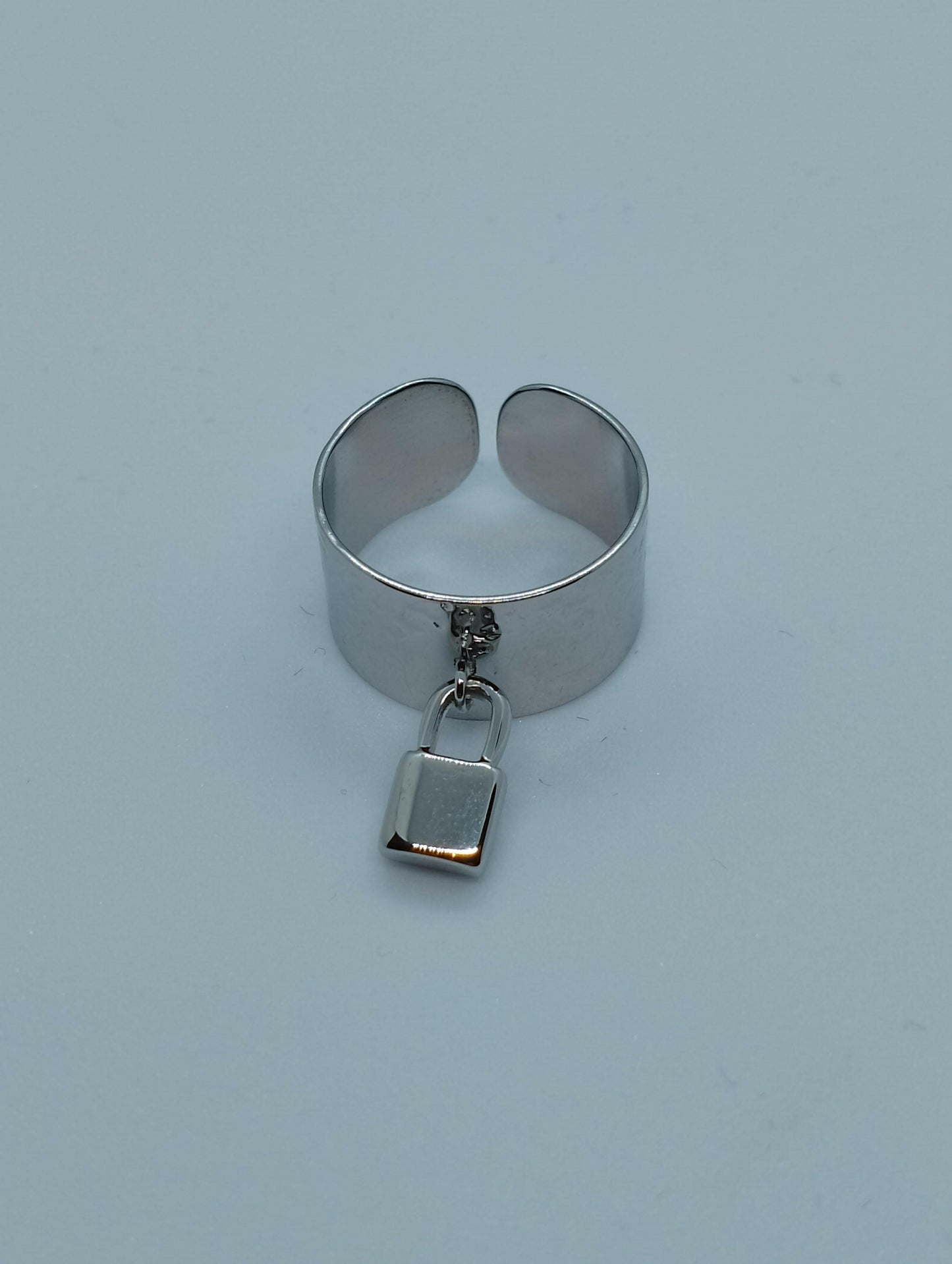Bague Amélia bijou unisexe ajustement parfait, vue détaillée - bague facile d'entretien s'adaptant à tout outfit pour femmes et hommes, parfaite cadeaux fin d'année