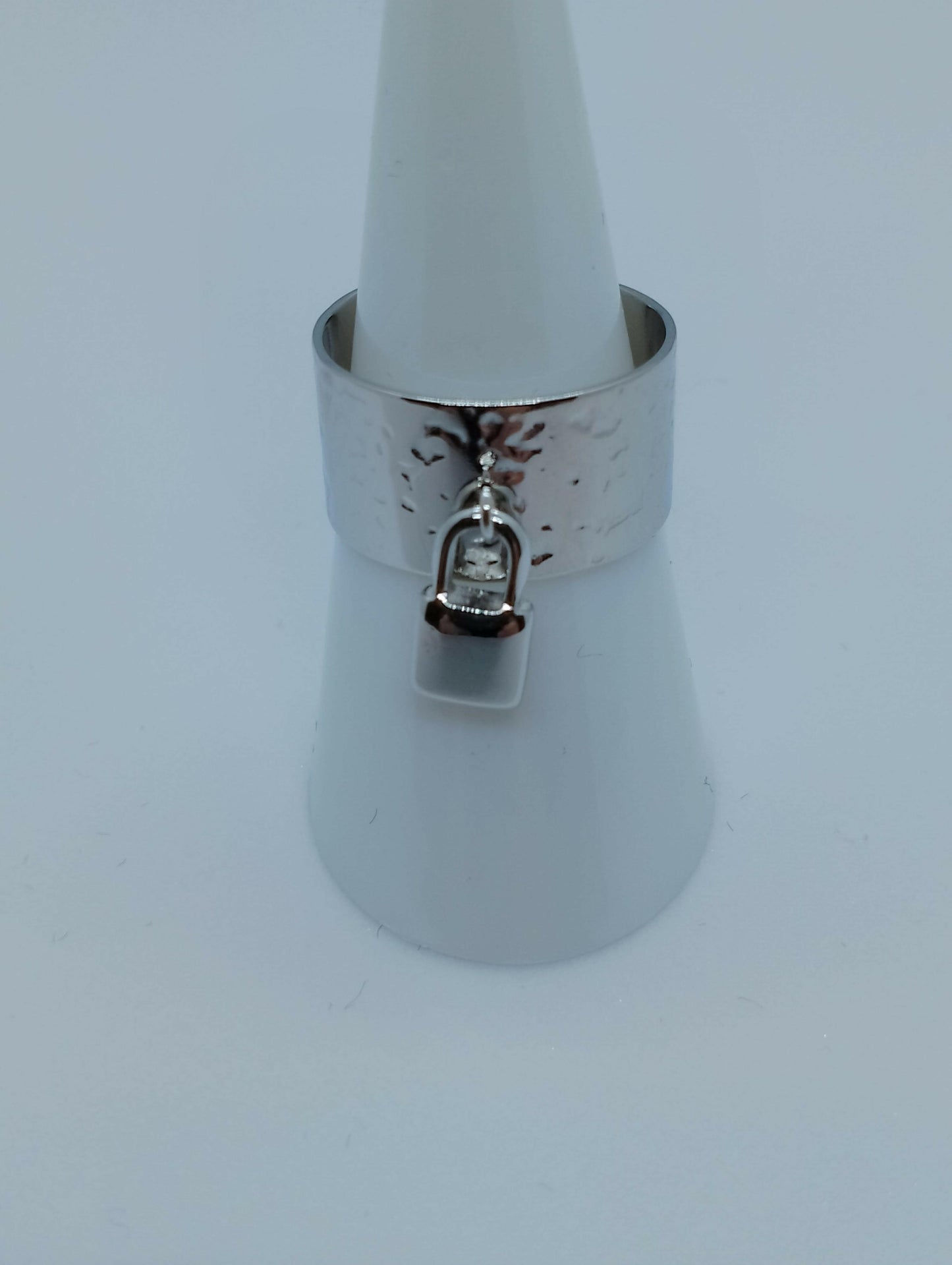 Bague Amélia style contemporain sophistiqué, vue portée - bague sans nickel taille unique pour occasions formelles informelles, résistante eau et UV