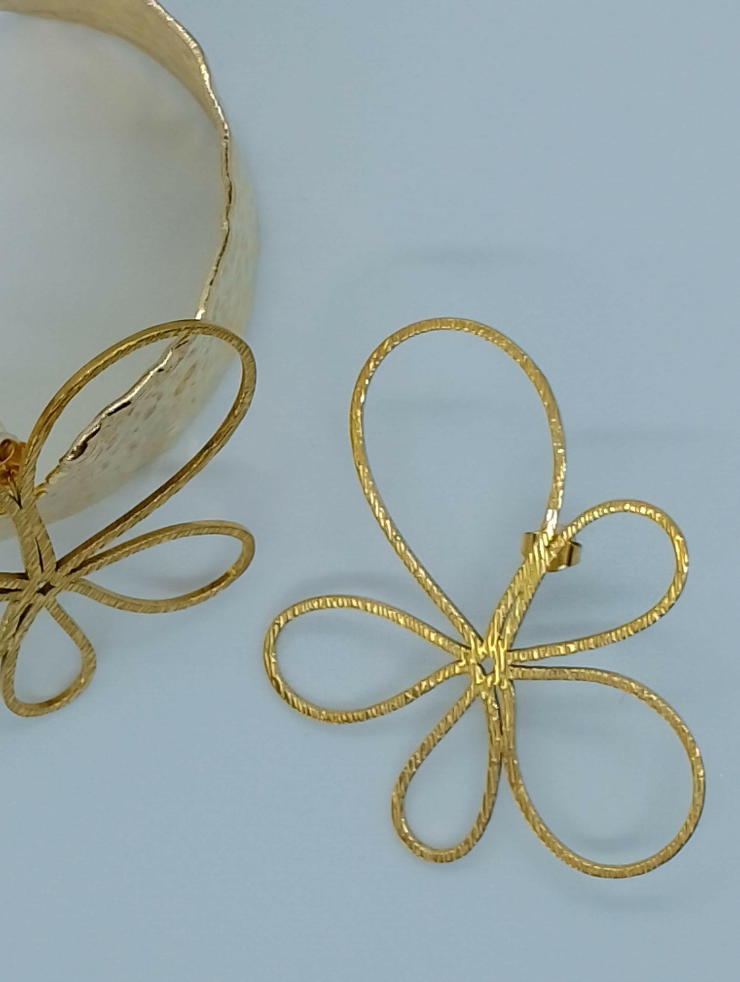 Boucles Marguerite forme unique aspect sophistiqué, vue portée - boucles sans nickel polyvalentes toutes saisons ajoutant couleur et style à tout outfit