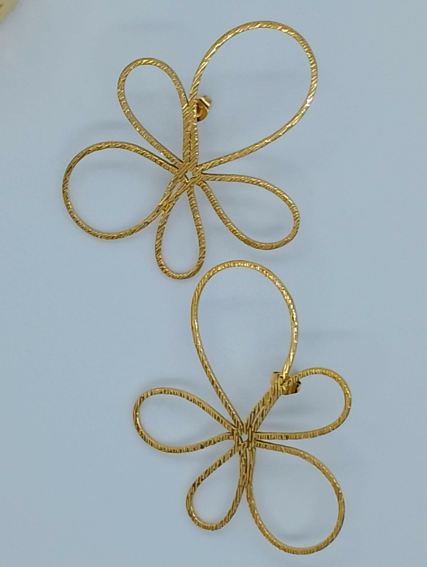 Boucles Marguerite bijou léger confortable, vue complète - boucles résistantes eau faciles d'entretien chiffon simple, parfaites du jeans au tailleur