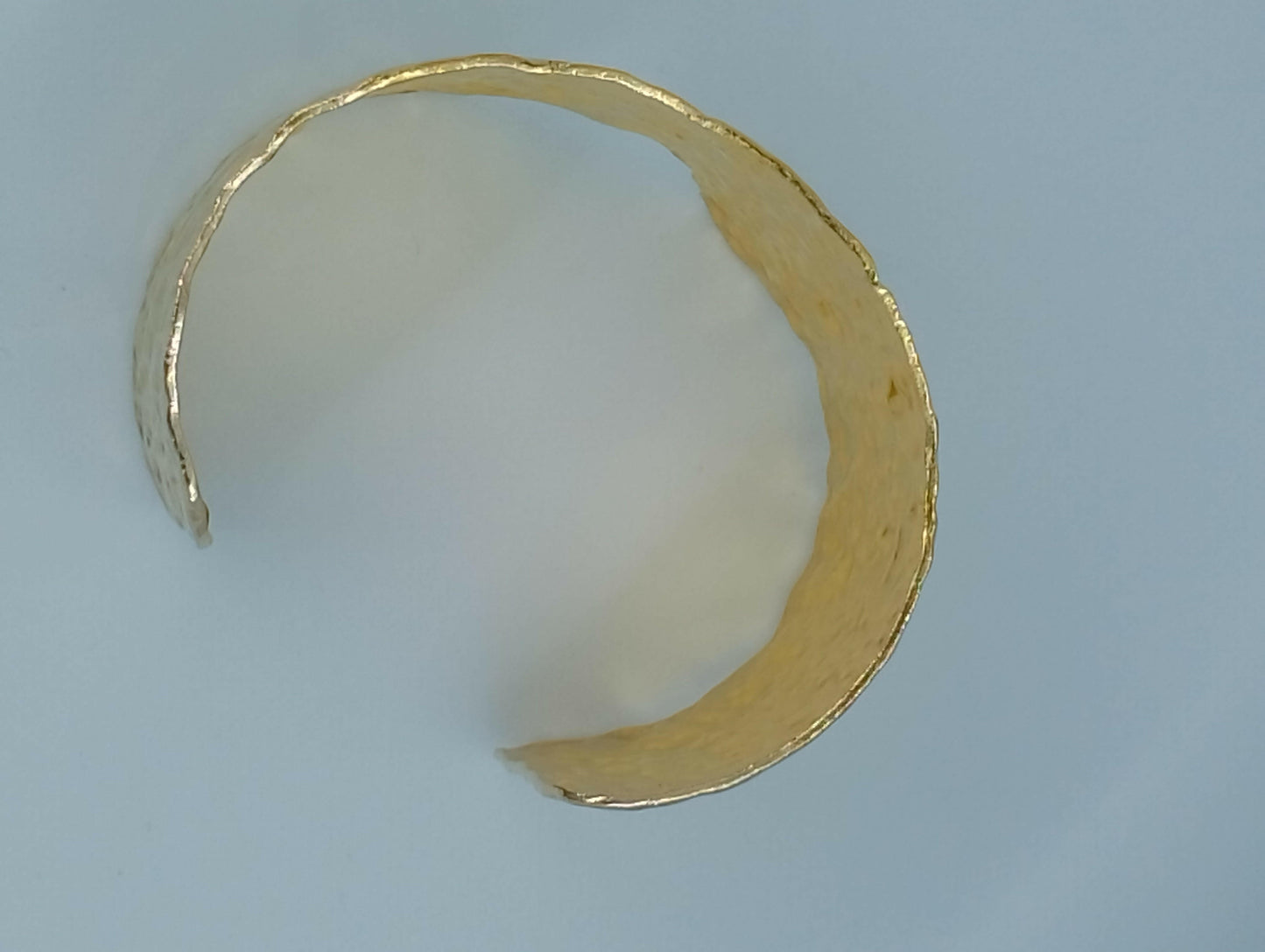 Bracelet Athéna découpe distinctive sophistiquée, vue portée - bracelet sans nickel polyvalent toutes saisons pour hommes et femmes, parfait cadeaux