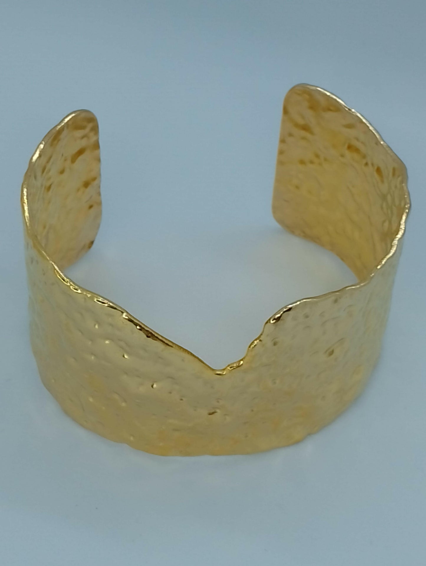 Bracelet Athéna simplicité élégance intemporelle, vue complète - bracelet résistant eau et soleil facile d'entretien, ajoutant touche d'élégance tenue quotidienne