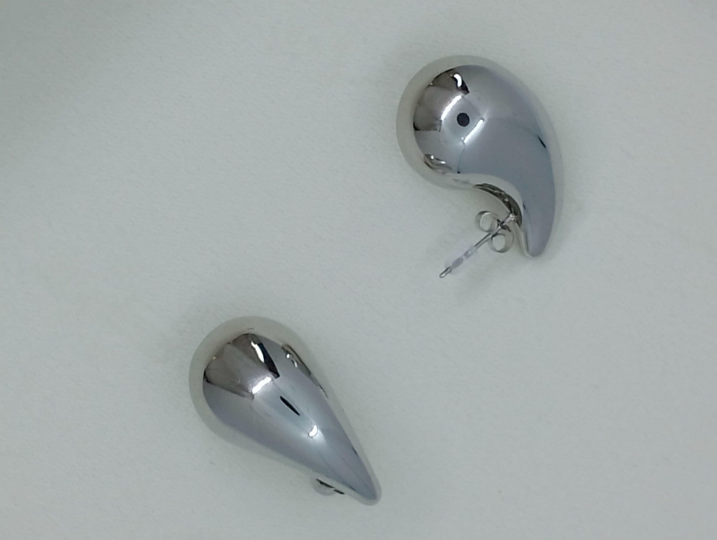 Boucles Ornella acier inoxydable argenté forme goutte d'eau petit format, vue de face - boucles d'oreilles discrètes élégantes hauteur 3cm poids 11g pour occasions formelles informelles, bureau soirées ville et cérémonies