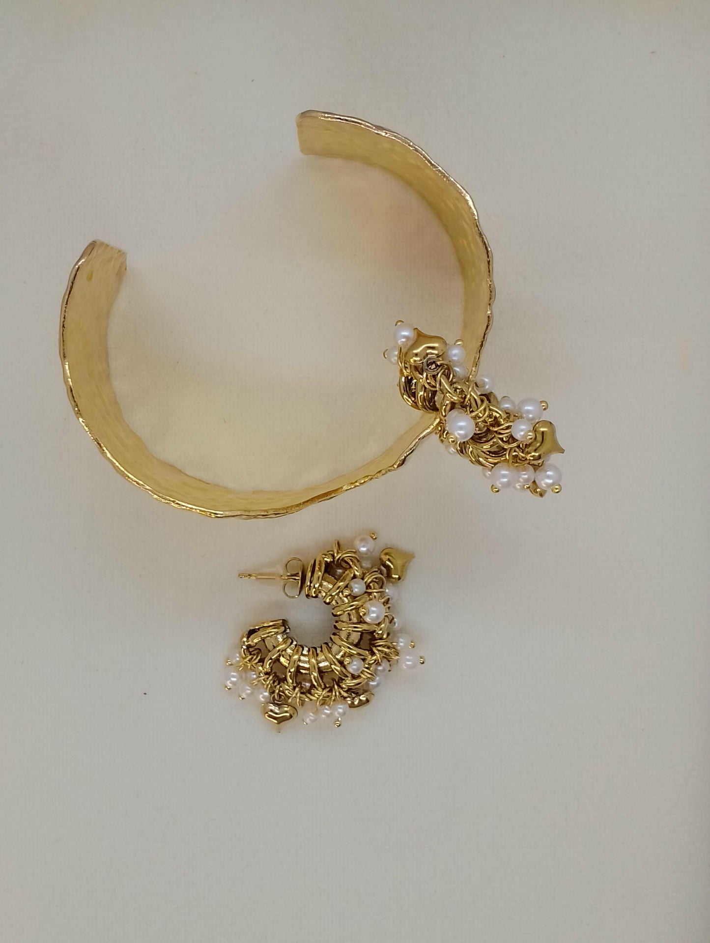 Boucles Lolita acier inoxydable doré demi créole cœur perles, vue de face - boucles d'oreilles robustes délicates hauteur 3cm poids 18g pour quotidien et soirées ville