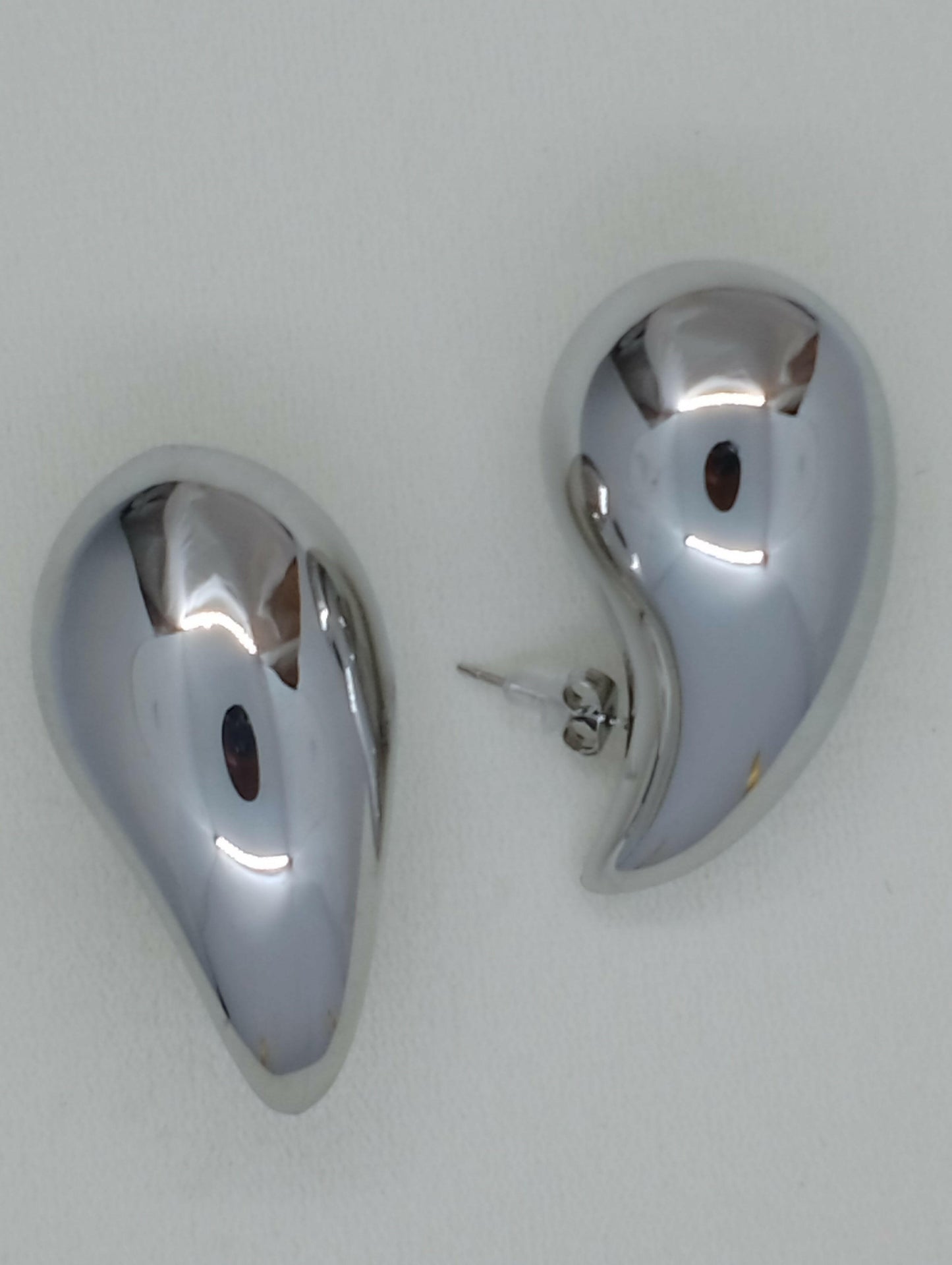 Boucles Lola acier inoxydable argenté forme goutte d'eau grand format, vue de face - boucles d'oreilles modernes minimalistes hauteur 4cm poids 16g pour bureau et soirées ville