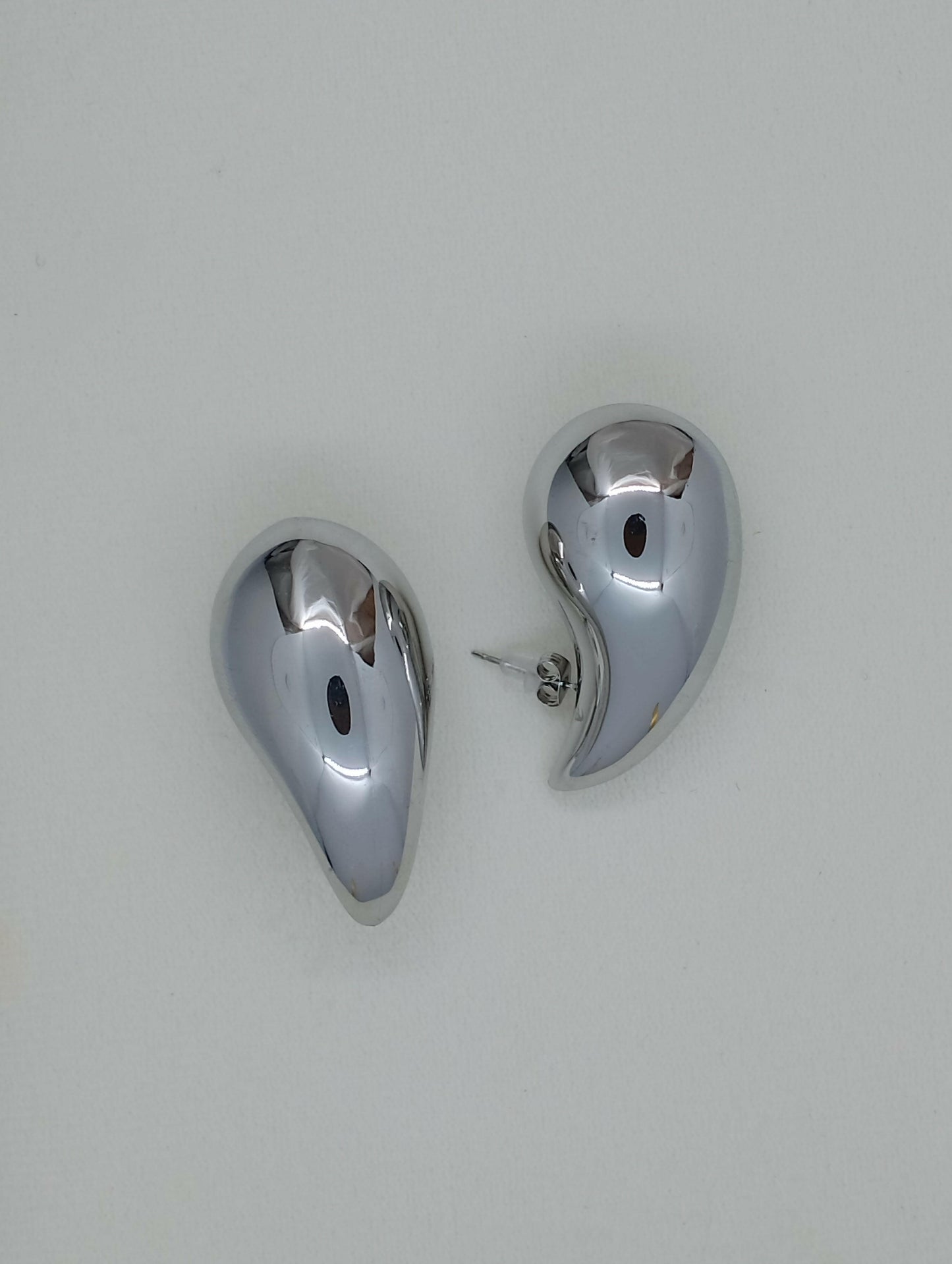 Boucles Lola modèle unique robuste simplicité, vue portée - boucles sans nickel polyvalentes toutes saisons résistantes eau, faciles d'entretien chiffon sec pour style sans effort