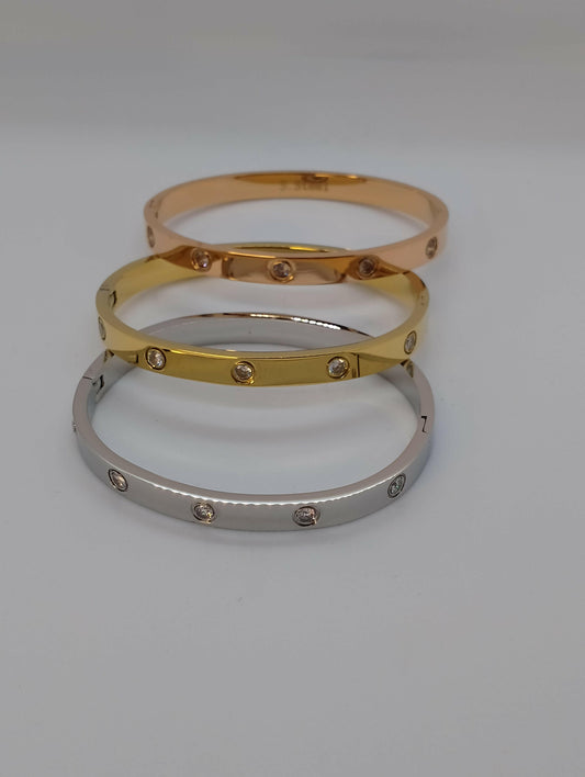 Bracelet Ornella modèle unique robuste délicat, vue portée - bracelet sans nickel disponible doré rose gold argenté pour automne hiver élégant