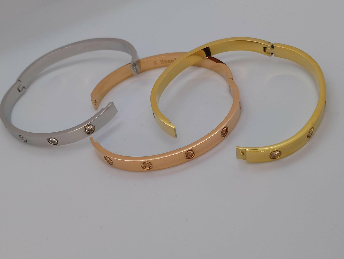 Bracelet Ornella touche de luxe sans ostentation, vue complète - bracelet polyvalent toutes saisons avec robes ou jeans