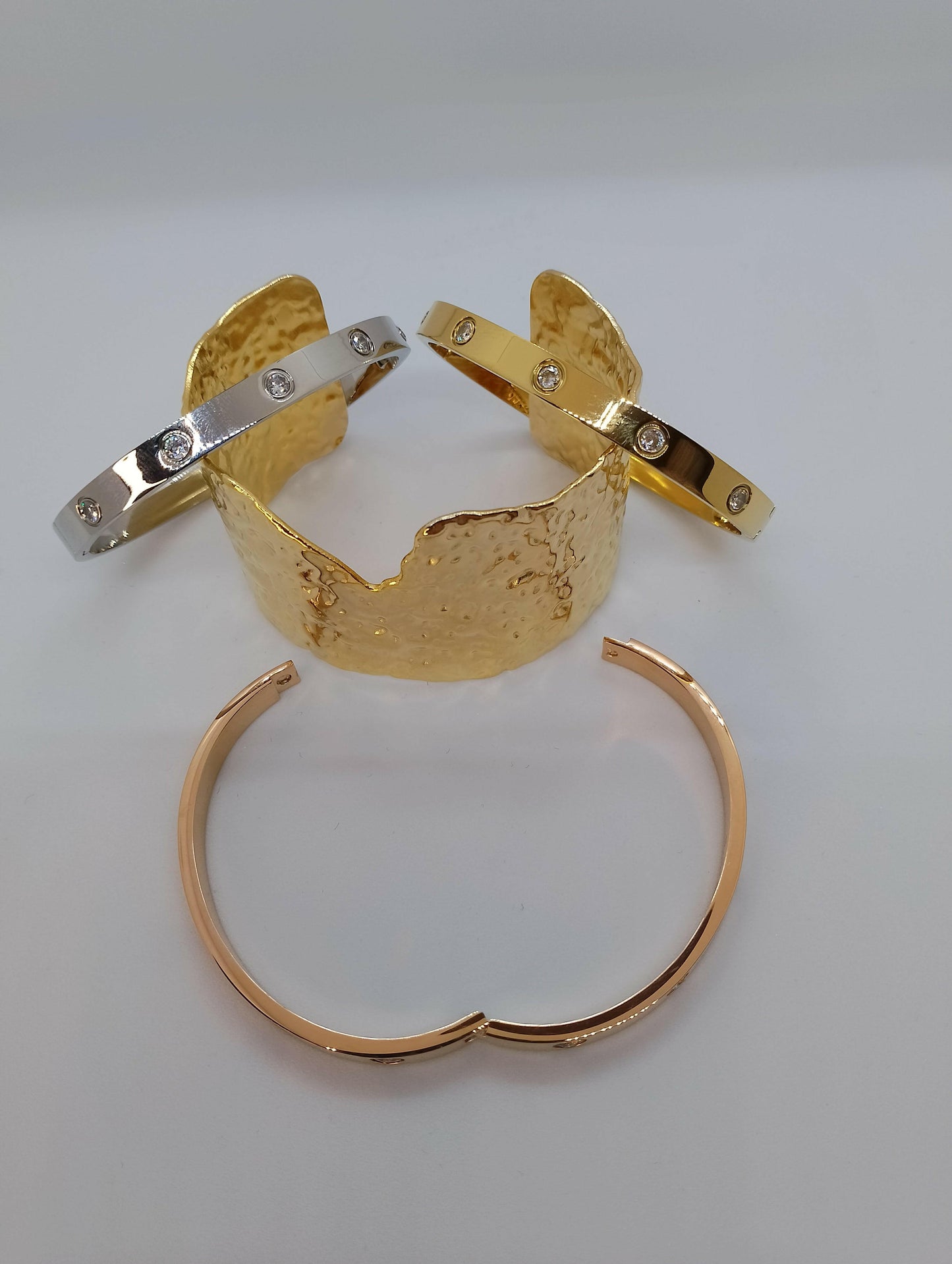 Bracelet Ornella aspect métallique sophistiqué, vue détaillée - bracelet facile d'entretien chiffon doux, éviter immersion eau pour préserver strass