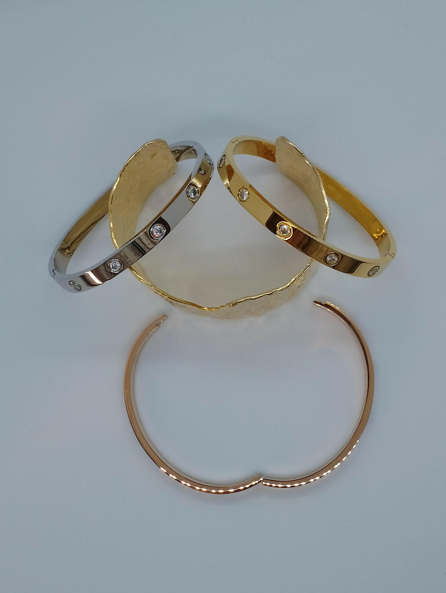 Bracelet Ornella accessoire polyvalent garde-robe, vue d'ensemble - bracelet s'intégrant facilement variété de tenues pour soirées amis