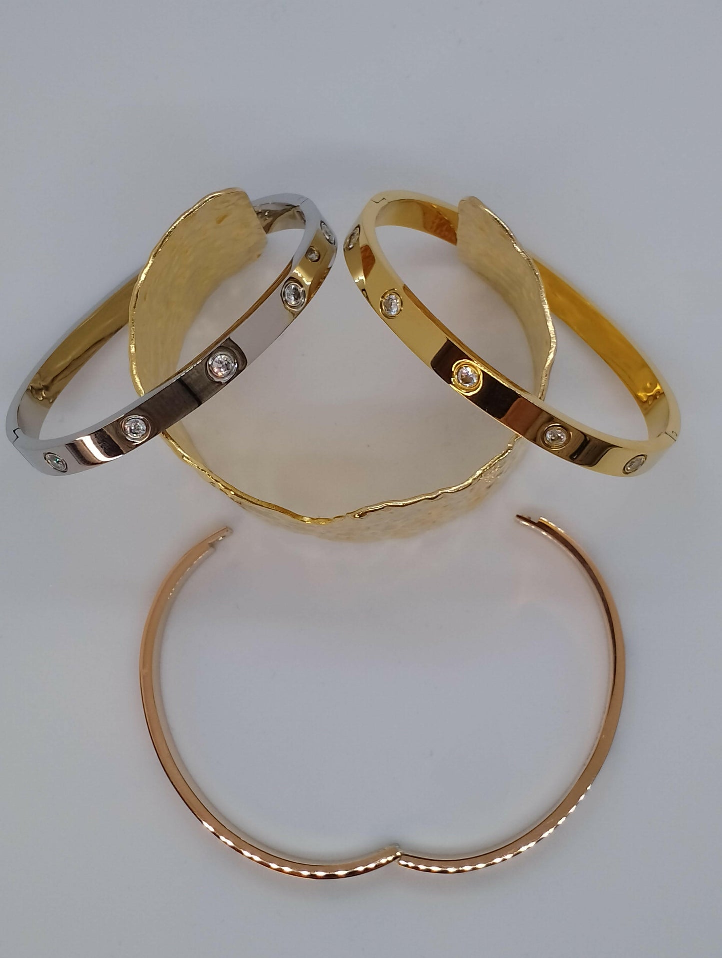 Bracelet Ornella acier inoxydable forme ovale petits strass, vue de face - bracelet luxueux hauteur 6,5cm poids 20g pour occasions formelles et dîners ville