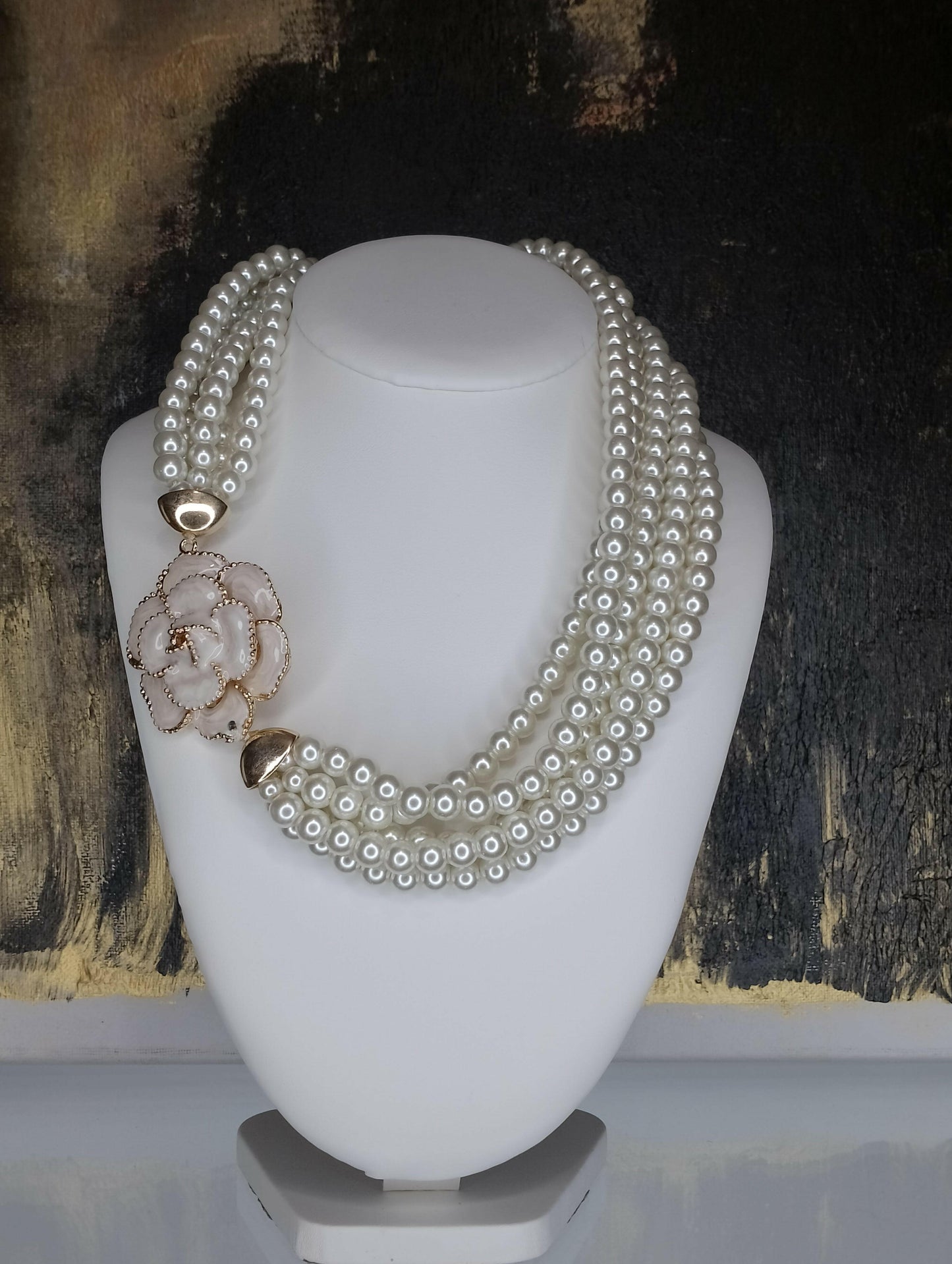 Collier Perla 5 rangs perles avec fleur décorative, vue détaillée - collier bijou élégant couleur dorée sophistication pour style polyvalent