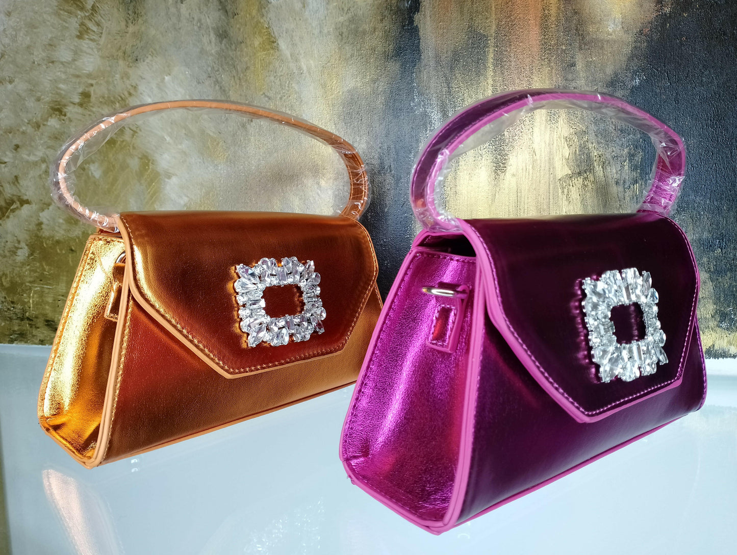 Sac Nolie polyuréthane haute qualité carré strass, vue de face - sac durable résistant eau disponible orange et fuchsia pour sorties ville et événements