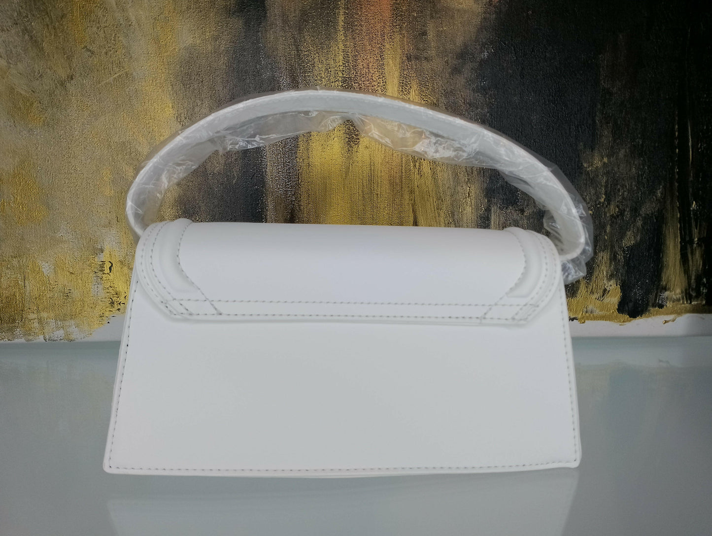 <ul> <li>Sac 100% polyuréthane</li> <li>Doublure polyester recyclée<br></li> <li>Avec une anse bandoulière amovible<br></li> <li>Proposer en 4 couleurs : Blanc, noir, fuchsia, camel</li> </ul>