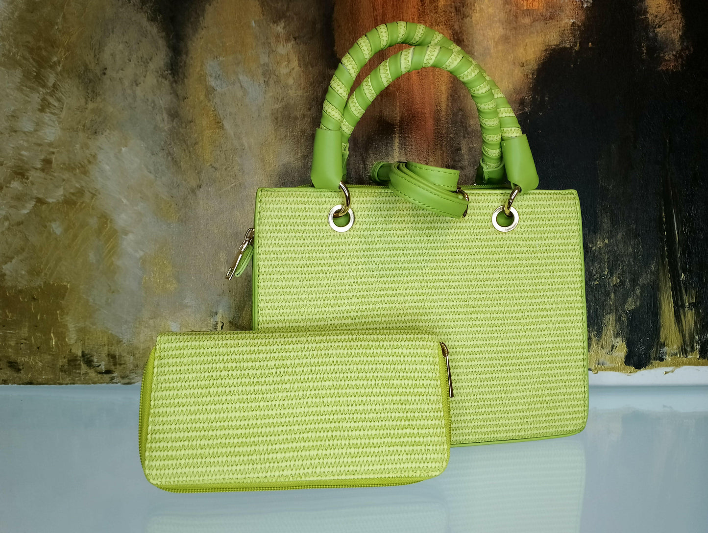Sac Anissa petit format 100% synthétique vert pomme, vue de face - sac compact 19cm avec porte-monnaie intégré et chaîne amovible pour soirées et sorties shopping