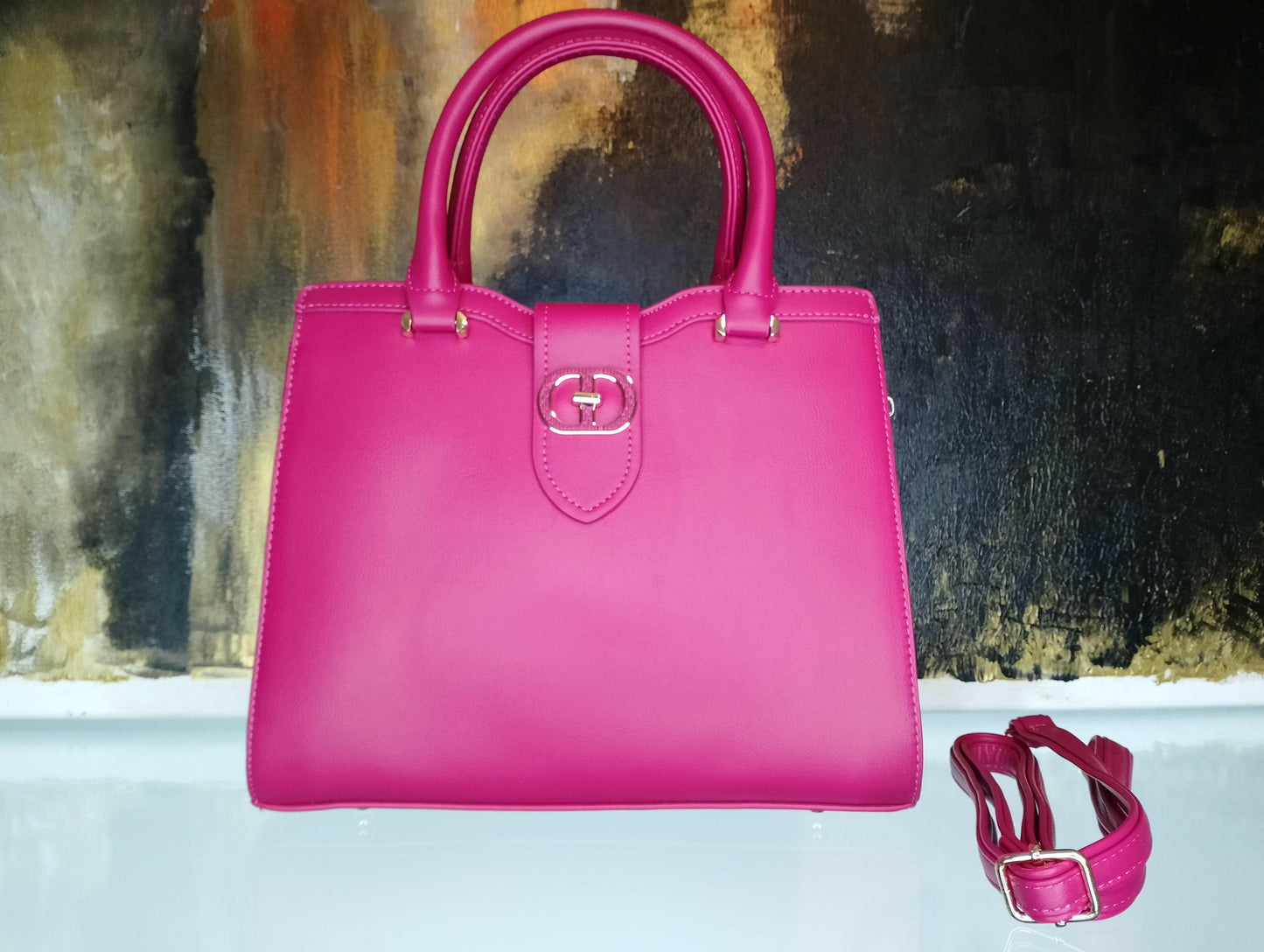 Sac Rosalina fuchsia éclatant polyuréthane, vue de face - sac élégant hauteur 25cm avec chaîne amovible 131cm pour travail et rendez-vous professionnels