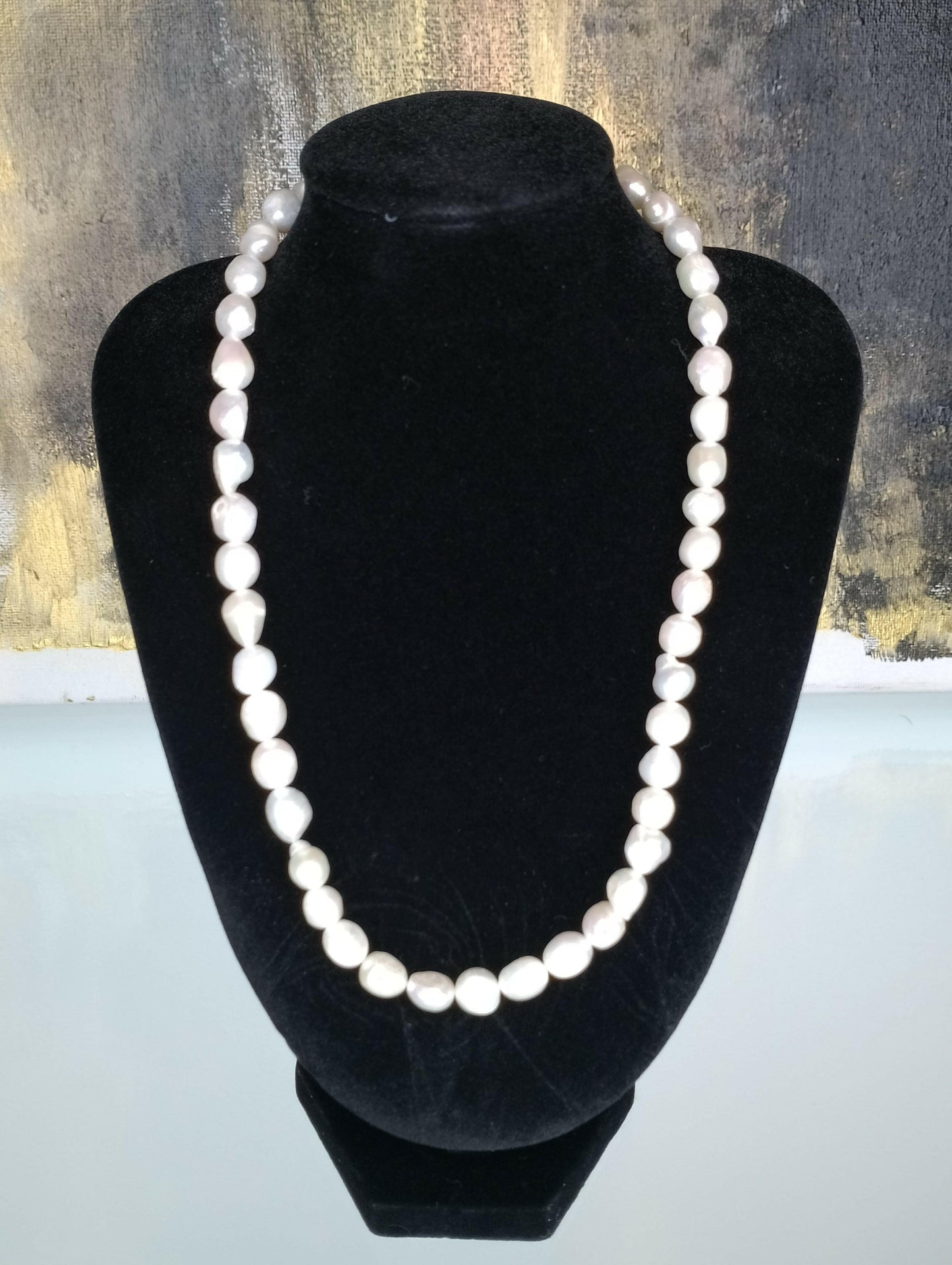 Collier Pauline simplicité sophistication, vue portée - collier polyvalent toutes saisons avec robe haut pantalon ou jupe, facile à mixer garde-robe existante