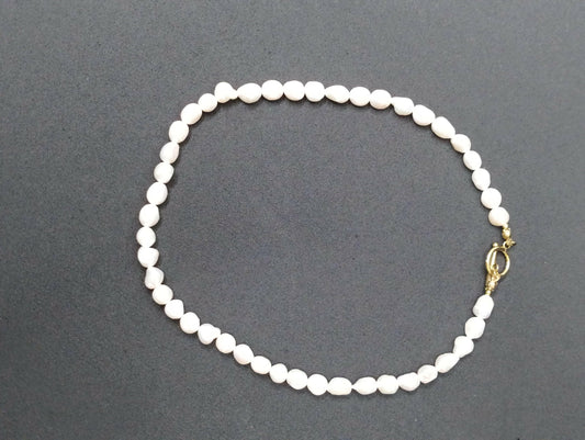 Collier Sara simplicité sophistication, vue portée - collier polyvalent toutes saisons ajoutant glamour manteau hiver ou robe été