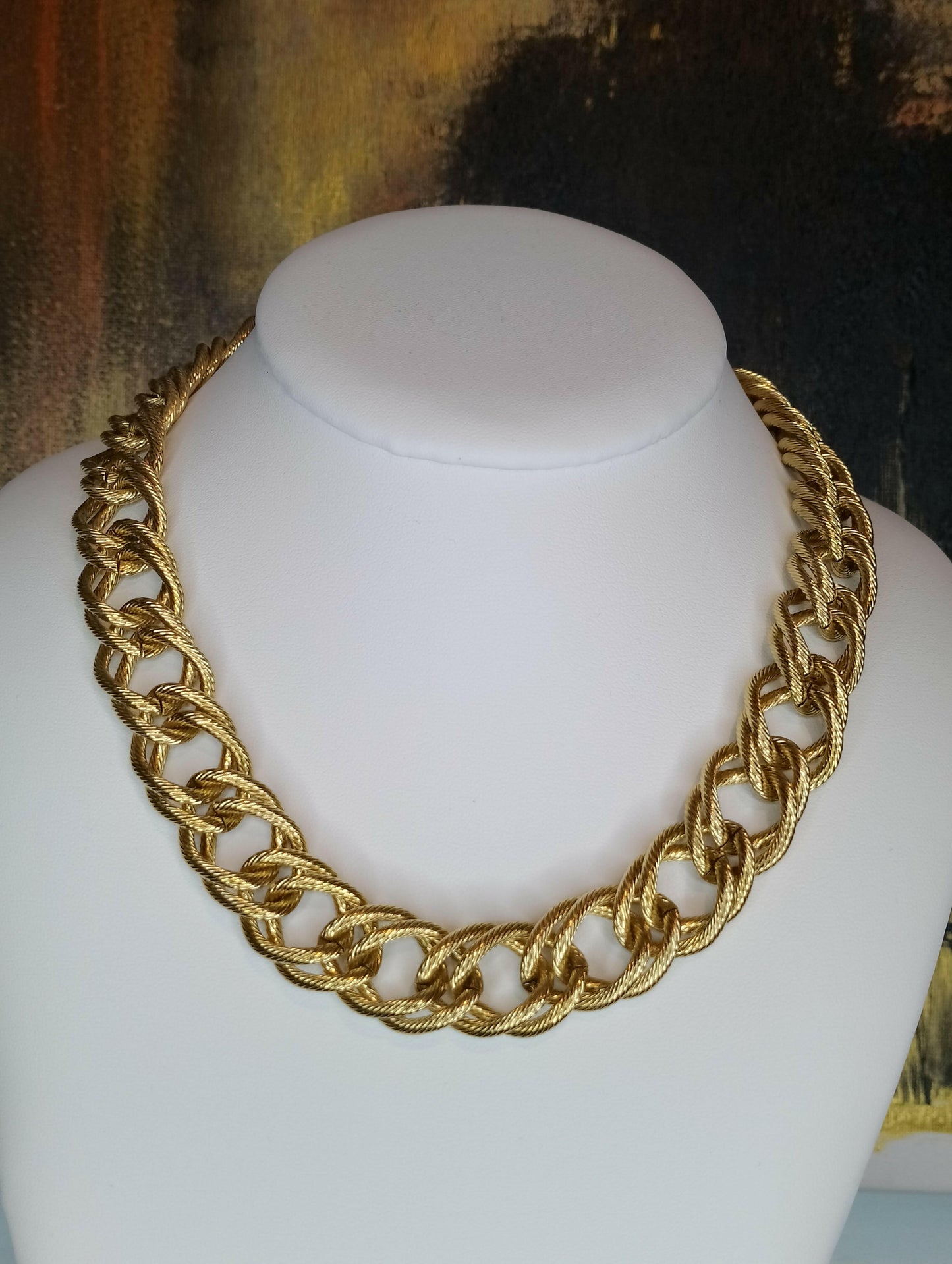 Collier Iris style unique simplicité sophistication, vue portée - collier sans nickel toutes saisons parfait avec robe noire ou tailleur