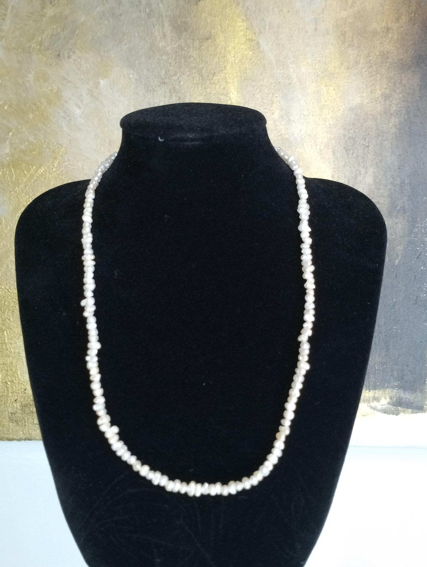 Collier Sara pierres blanches élégantes, vue complète - collier facile d'entretien pour robe de soirée ou jeans t-shirt, touche de luxe quotidienne