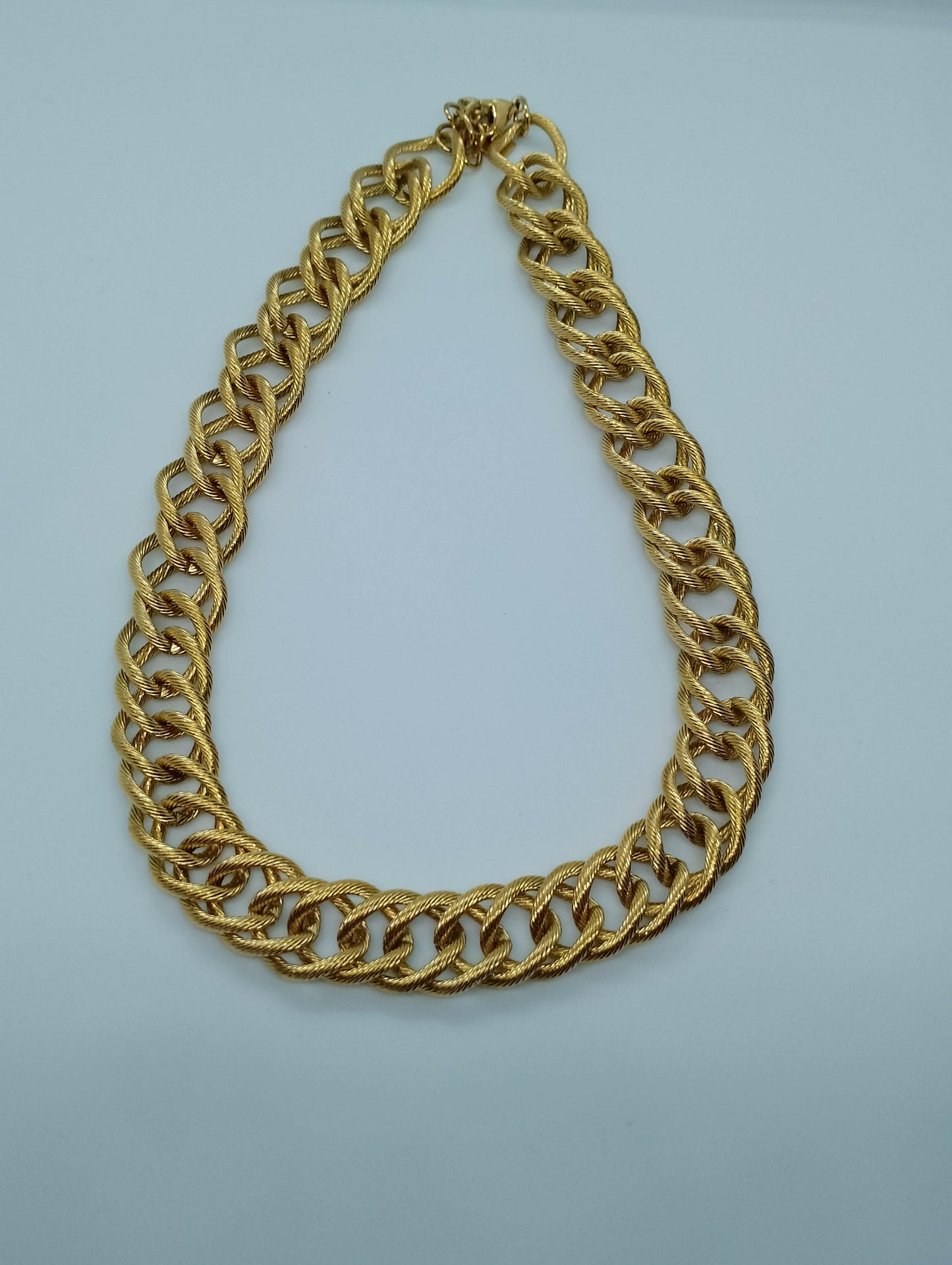 Collier Iris accessoire élégant confortable, vue complète - collier facile d'entretien chiffon doux, idéal avec t-shirt jeans ou tenues formelles