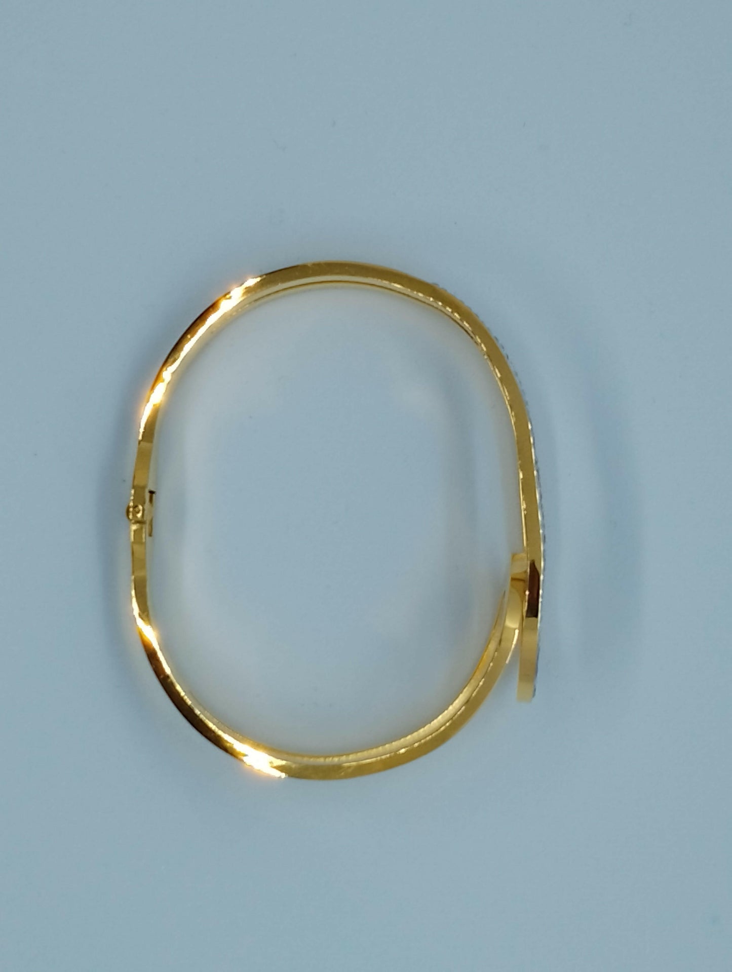Bracelet Solaya design élégant robuste, vue portée - bracelet polyvalent hommes et femmes pour toutes saisons et tenues