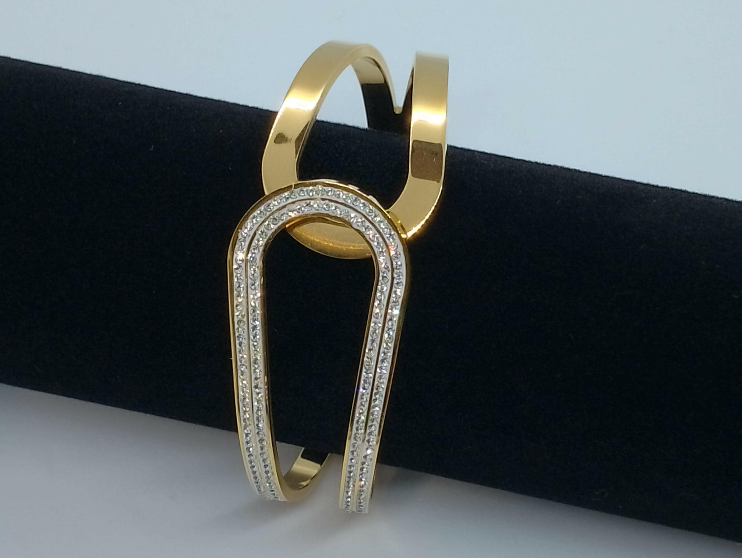 Bracelet Solaya acier inoxydable doré 2 rangées strass, vue de face - bracelet largeur 7cm style unique pour occasions formelles et informelles