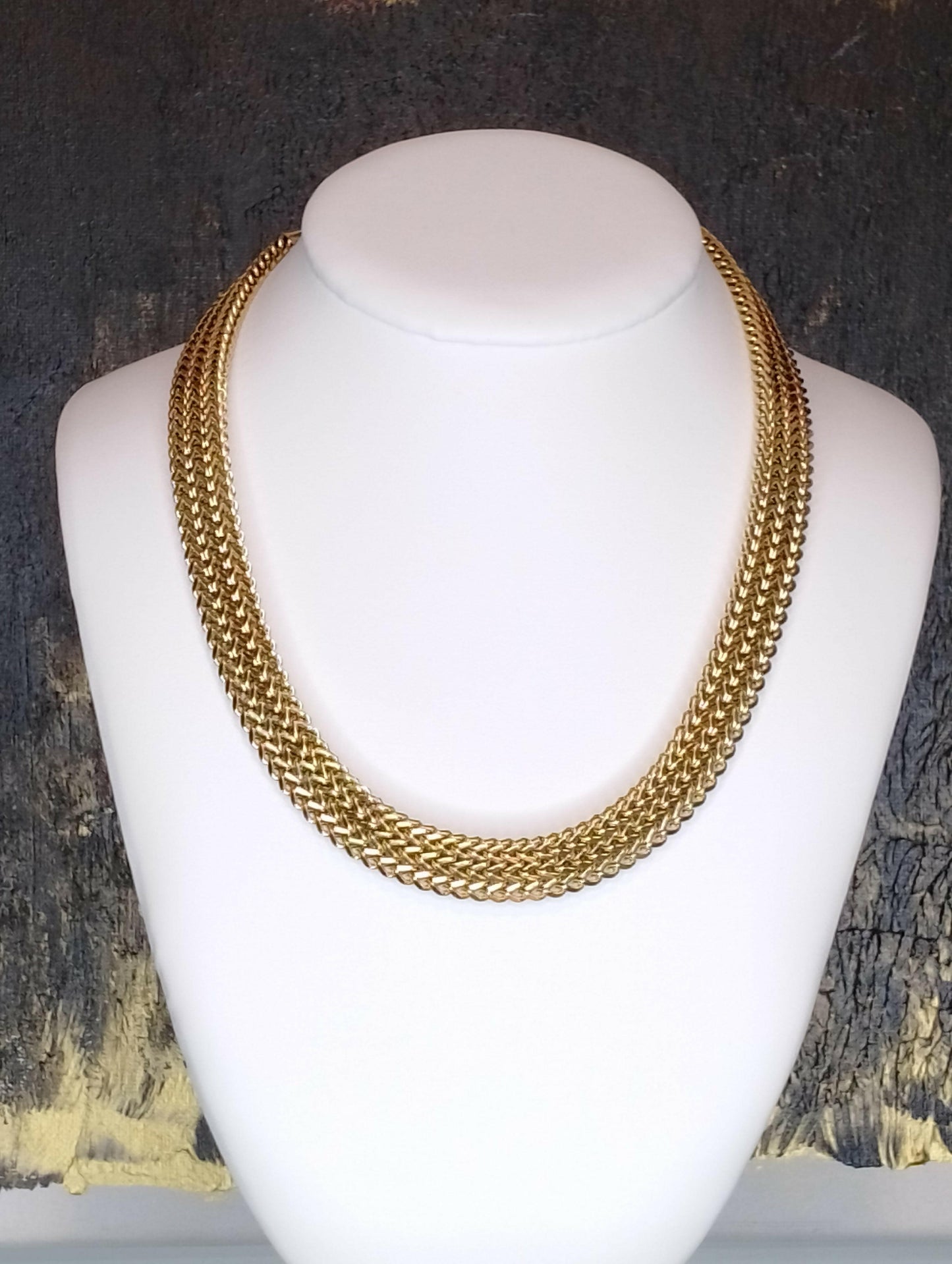 Collier Ophélie sans nickel hypoallergénique, vue portée - collier moderne élégant polyvalent s'adaptant à tous styles