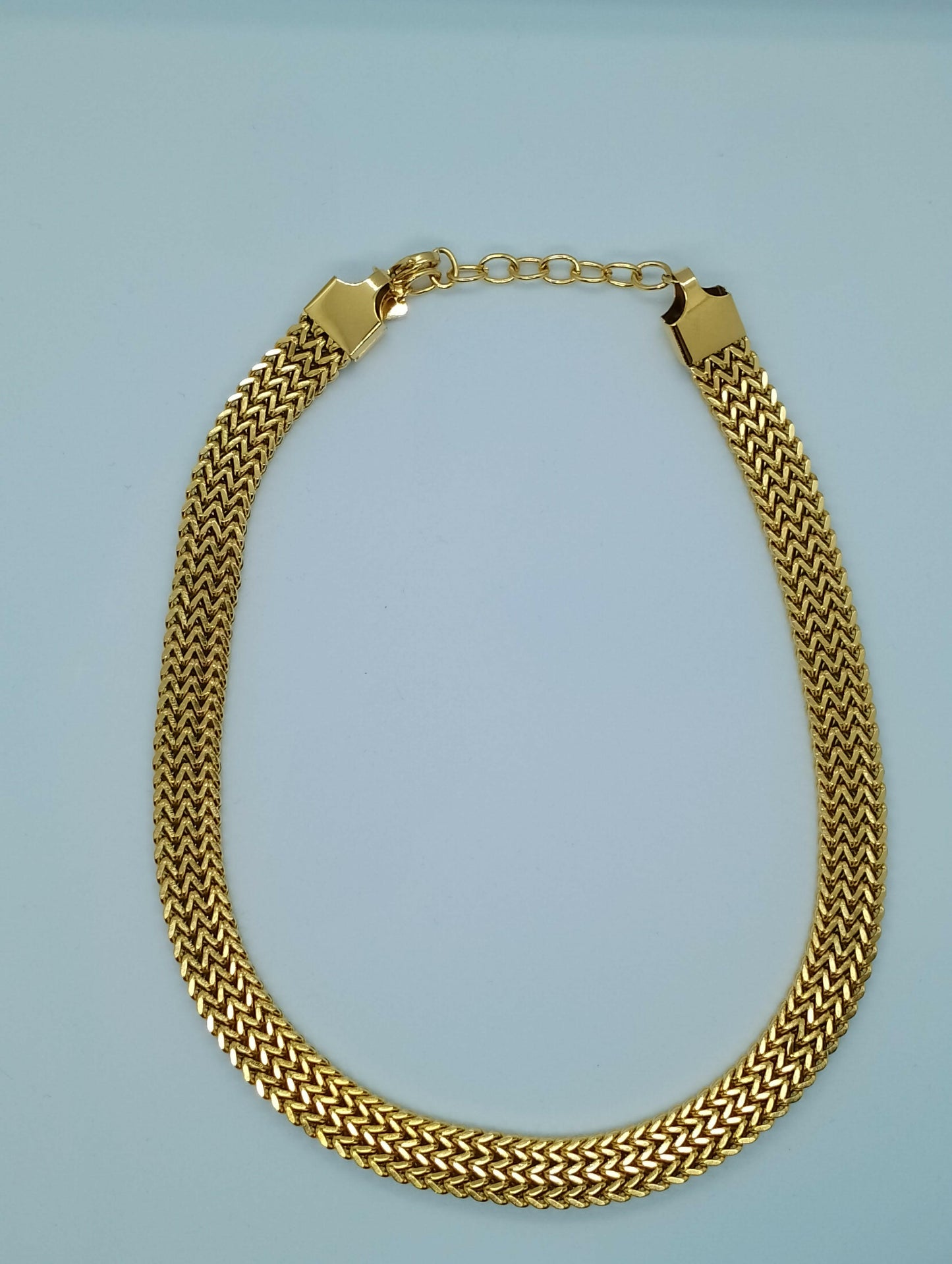 Collier Ophélie finition dorée brillante, vue d'ensemble - collier ajout idéal collection bijoux, simplicité robuste