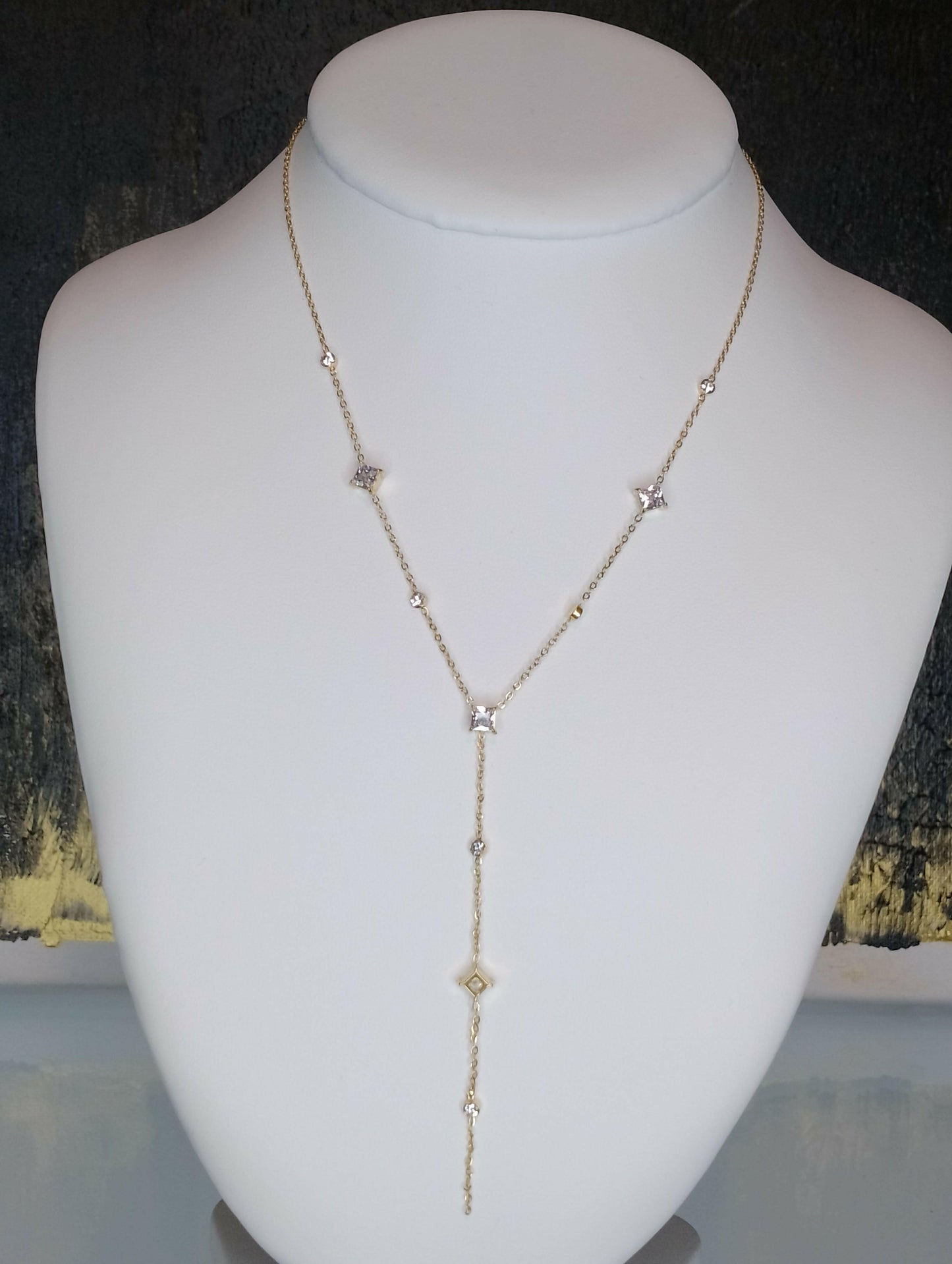 Collier Cristal cravate acier inoxydable doré strass, vue de face - collier moderne élégant 28cm + 3cm réglage pour soirées ville et dîners gala
