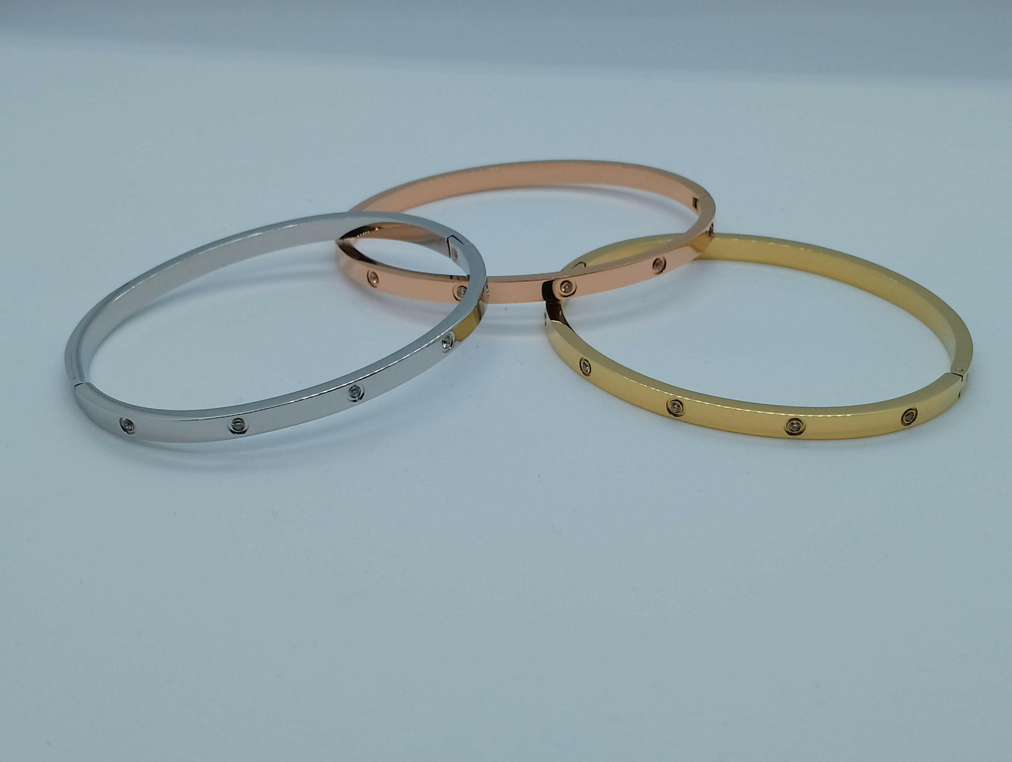 Bracelet Stacy acier inoxydable doré, vue de face - bracelet strass tout le tour largeur 6cm pour occasions formelles et informelles