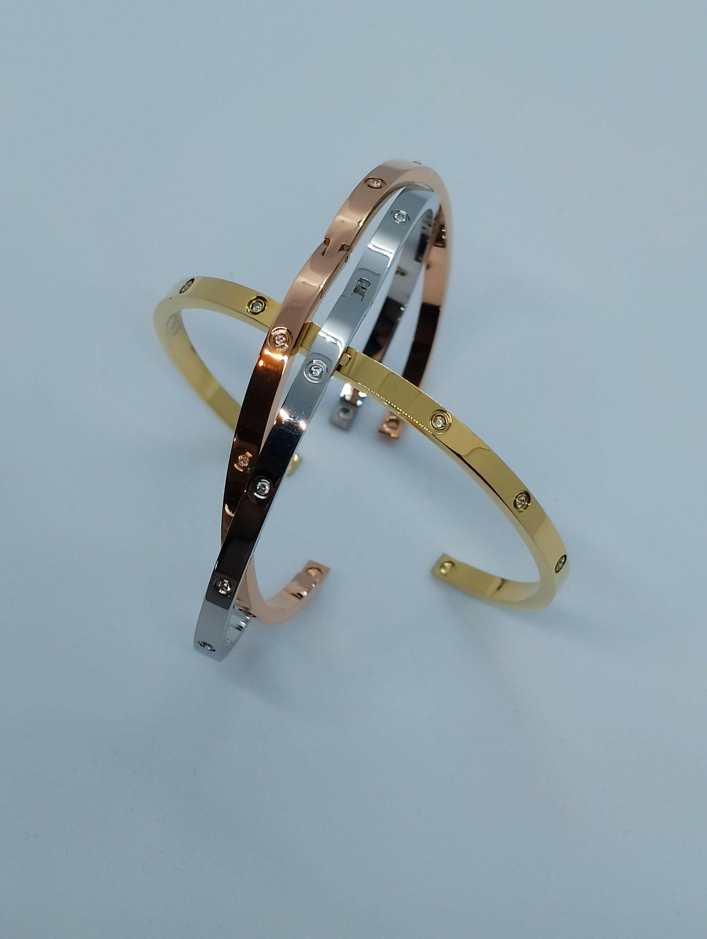 Bracelet Stacy style unique polyvalent, vue portée - bracelet robuste délicat disponible doré rose gold argenté pour toutes saisons
