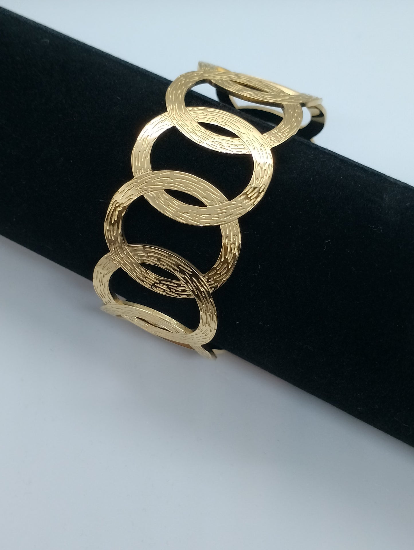 Bracelet Gaïa design traditionnel élégant, vue portée - bracelet robuste simplicité pour collection bijoux toutes saisons