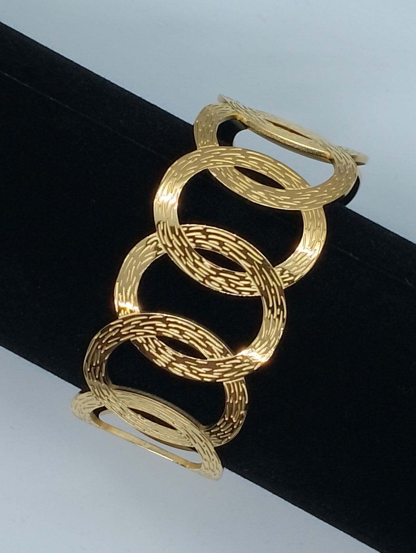 Bracelet Gaïa motif strié sophistiqué, vue complète - bracelet intemporel facile d'entretien, nettoyage chiffon doux