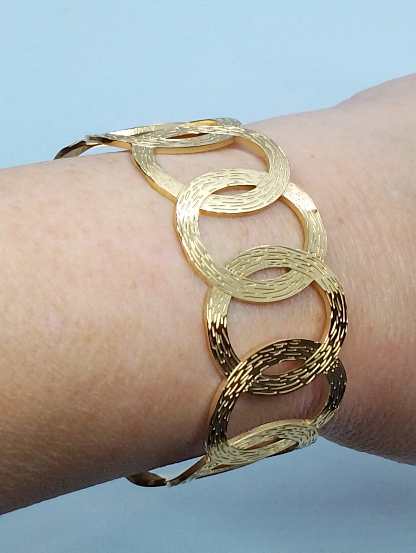 Bracelet Gaïa cercles entrelacés détaillés, vue rapprochée - bracelet polyvalent ne sortant jamais de mode