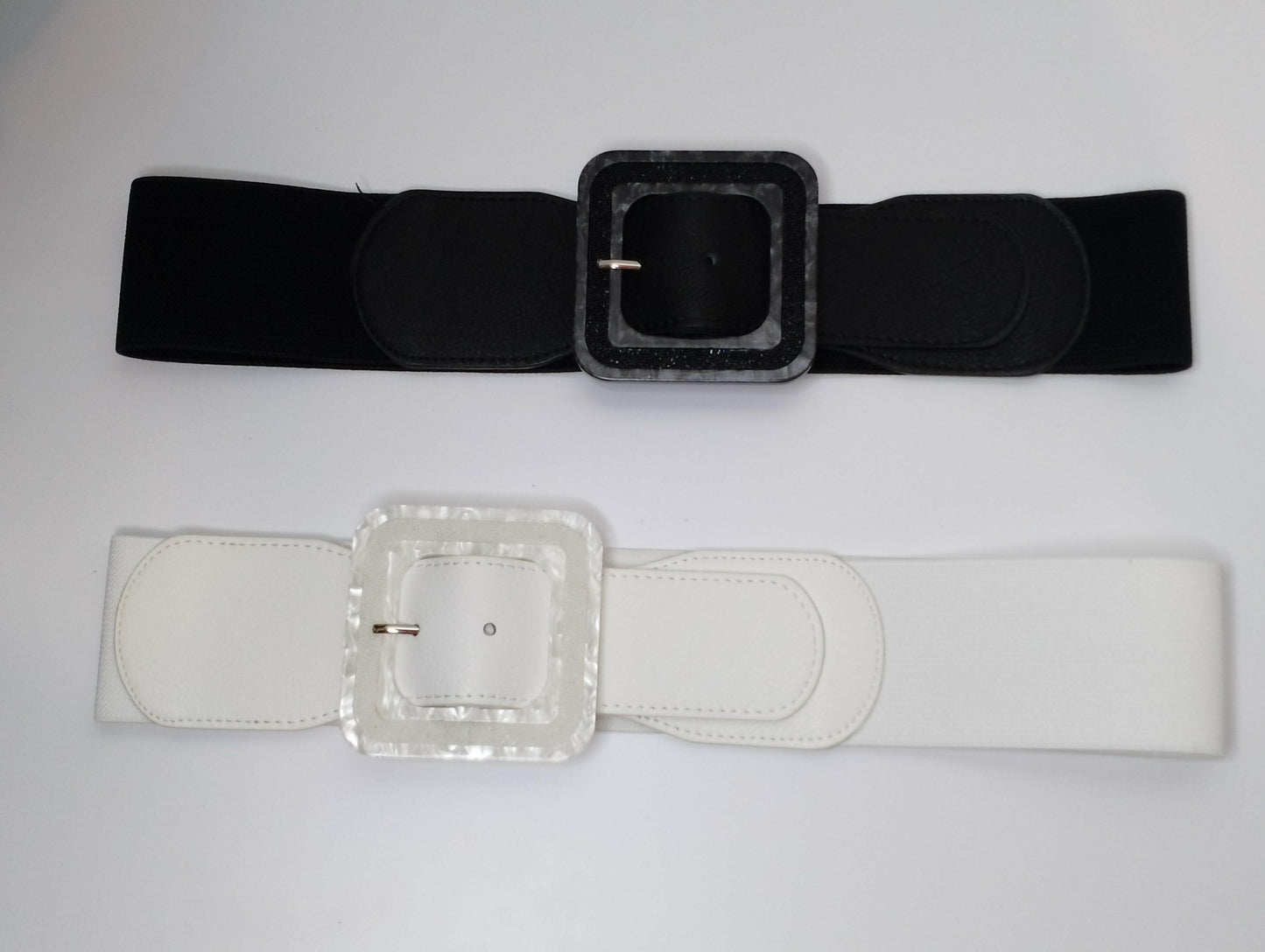 Ceinture Caroline synthétique élastique boucle fantaisie carrée, vue de face - ceinture élégante largeur 6cm taille unique pour bureau et soirées ville