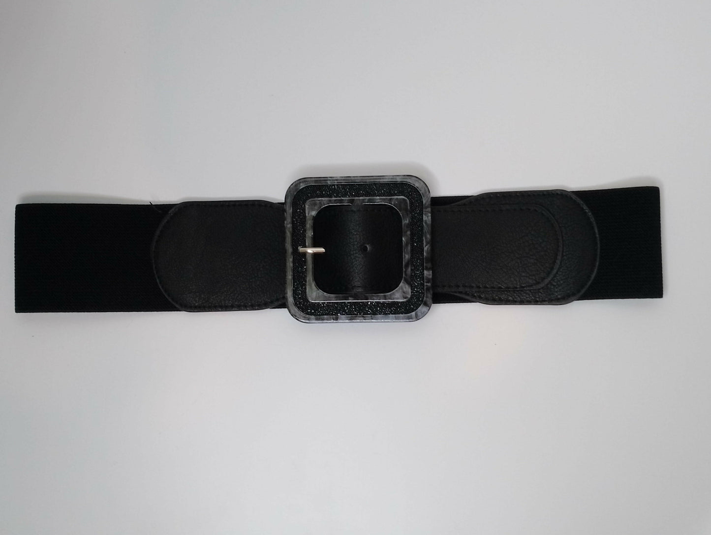 Ceinture Caroline fermeture ardillon ajustable, vue portée - ceinture polyvalente toutes saisons pour robe noire pantalon blanc ou jupe rouge