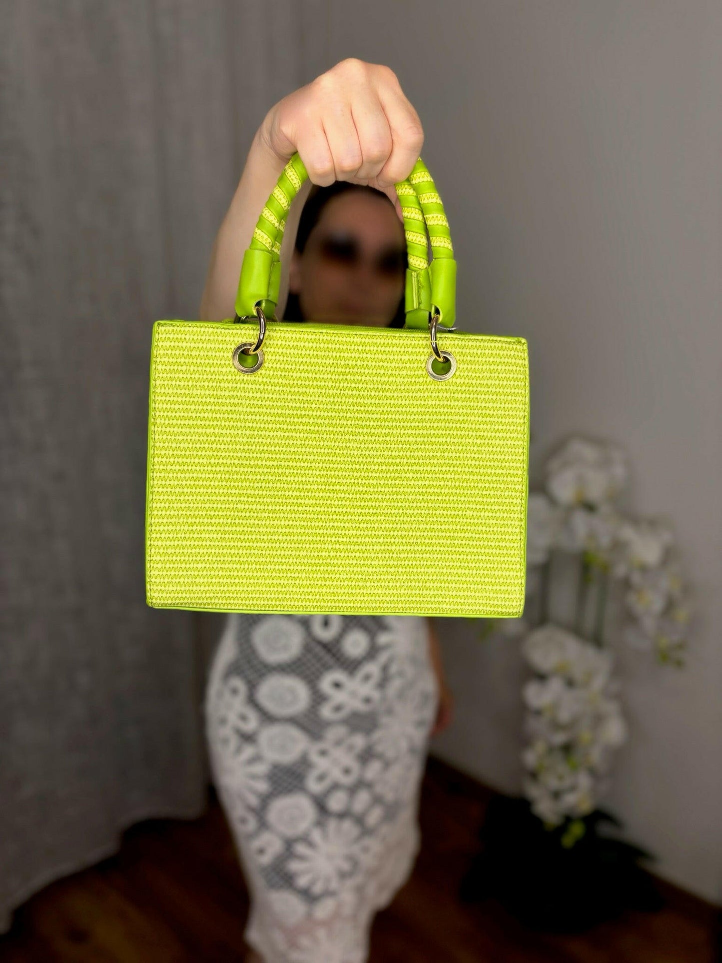 Sac Anissa petit format détails métalliques élégants, vue détaillée - sac facile d'entretien avec espace cartes pour courses rapides et soirées légères