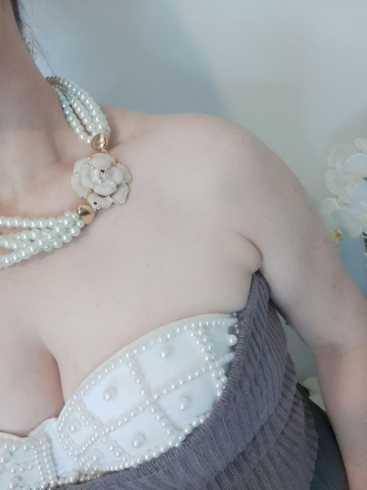 Collier Perla design raffiné intemporel, vue complète - collier ajustable cou permettant port confortable pour événements variés